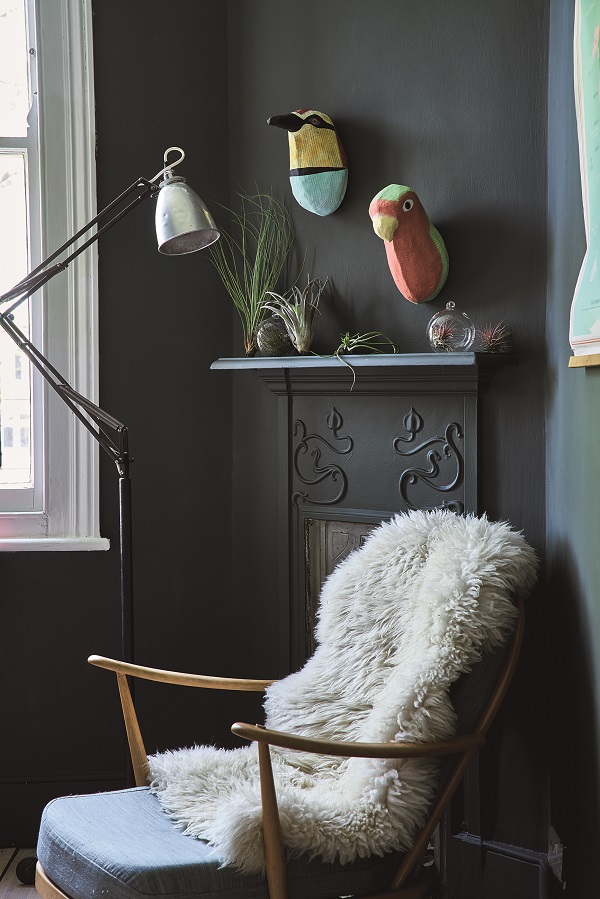 Even a narrow mantle can be used as a display surface, provided you choose small varieties of plants.
