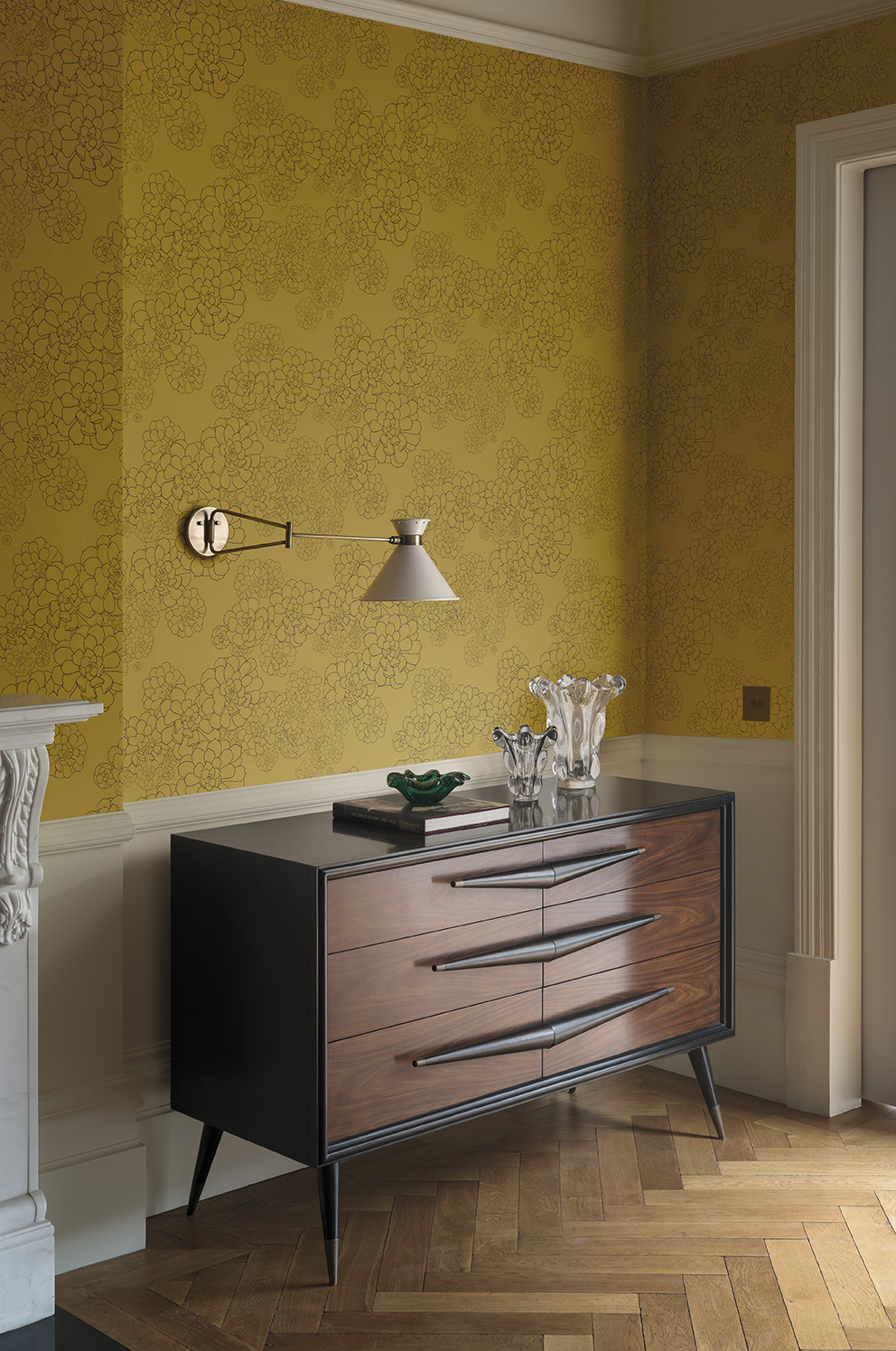 ‘Tresco’ in collaboration with Hugo Dalton by Paint & Paper Library; Wallpaper: Aeonium – Gamboge; Paint: All Woodwork & Panelling in Ivory II 462 in Architects’ Eggshell.