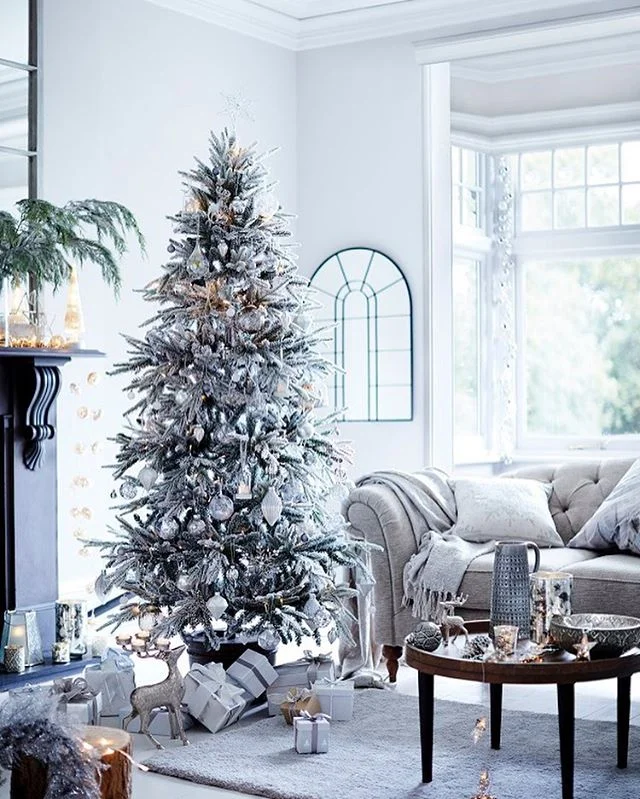 Dreaming of a White Christmas?! Gorgeous decorations courtesy of @marksandspencer. Details on the blog - link in profile!
.
.
.
.
.
#christmastree #christmas #mands #hearthomemag #decorations