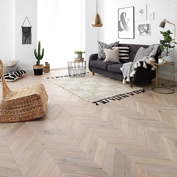 How beautiful is this chevron parquet flooring in Goodrich Haze Oak by @wearewoodpecker?! They have a sense of the geometric, evoking the clean, interesting lines that we love in today’s minimal home design. ♥️👌🏼 [sp] #interiordesign #hearthomemag #parquetflooring #decor