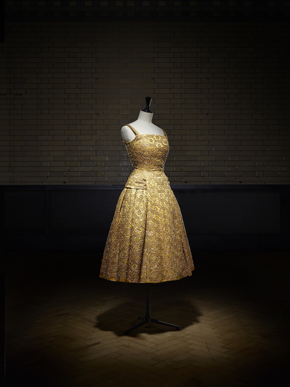 Pérou short evening dress, Autumn-Winter 1954 Haute Couture collection, H line. Victoria and Albert Museum, London. Gift of Cecil Beaton. Photo © Laziz Hamani