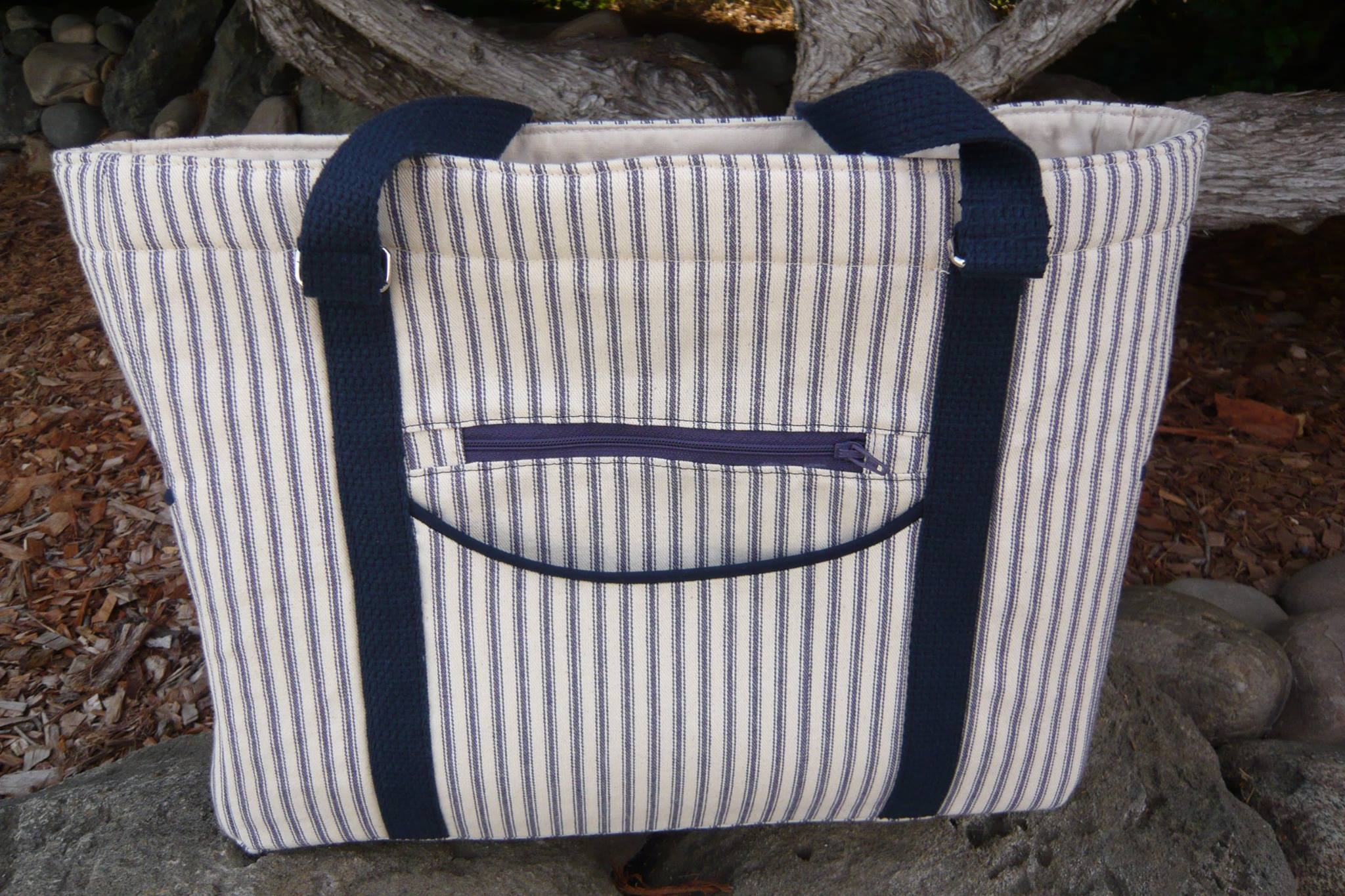 I love the navy webbing that Paula used for the straps of her Sidekick Tote.