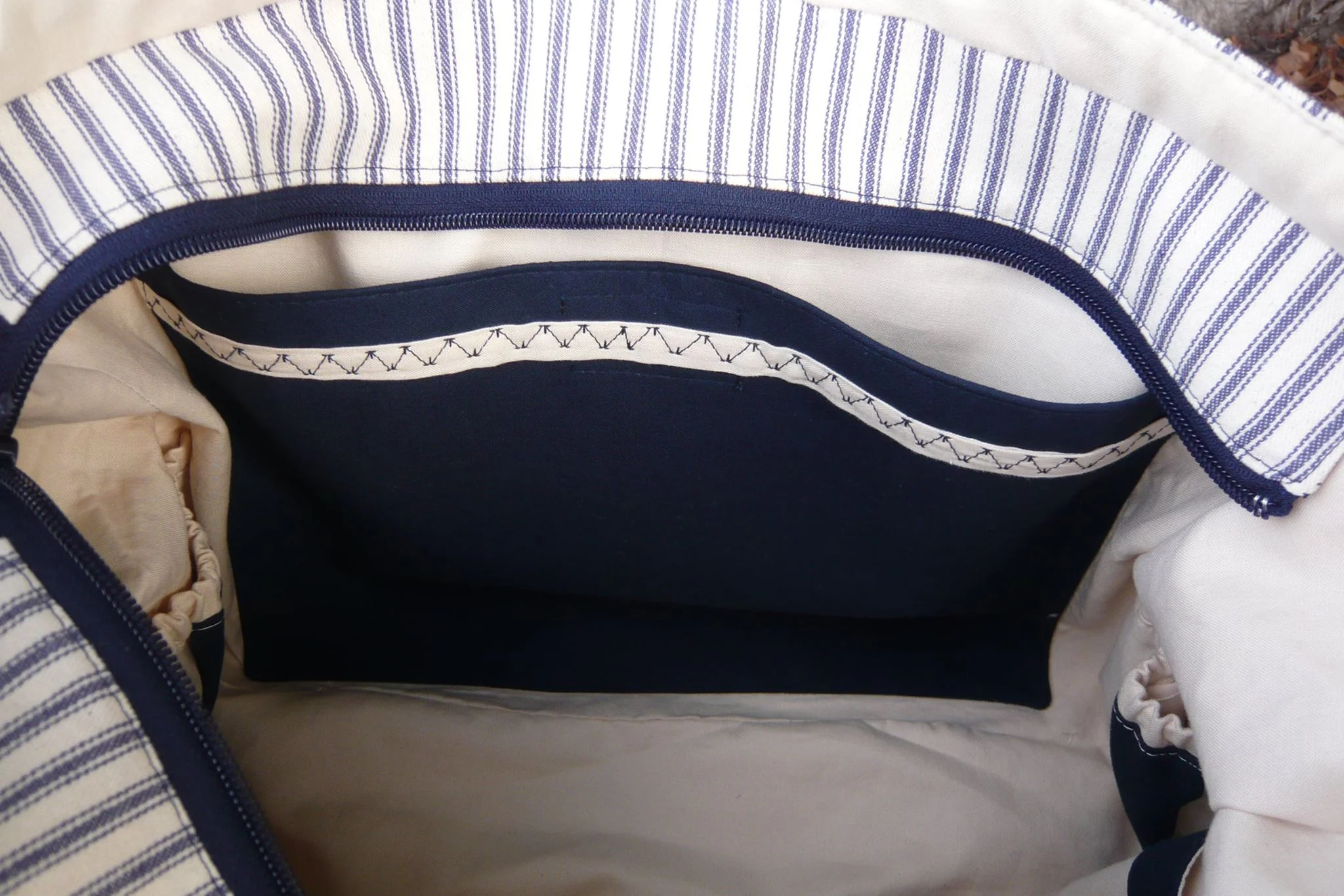 Paula added a beautiful line of accent stitching to her padded tablet pocket. You can also see a little bit of the expandable slip pockets on the sides of the inside of the tote in this picture.