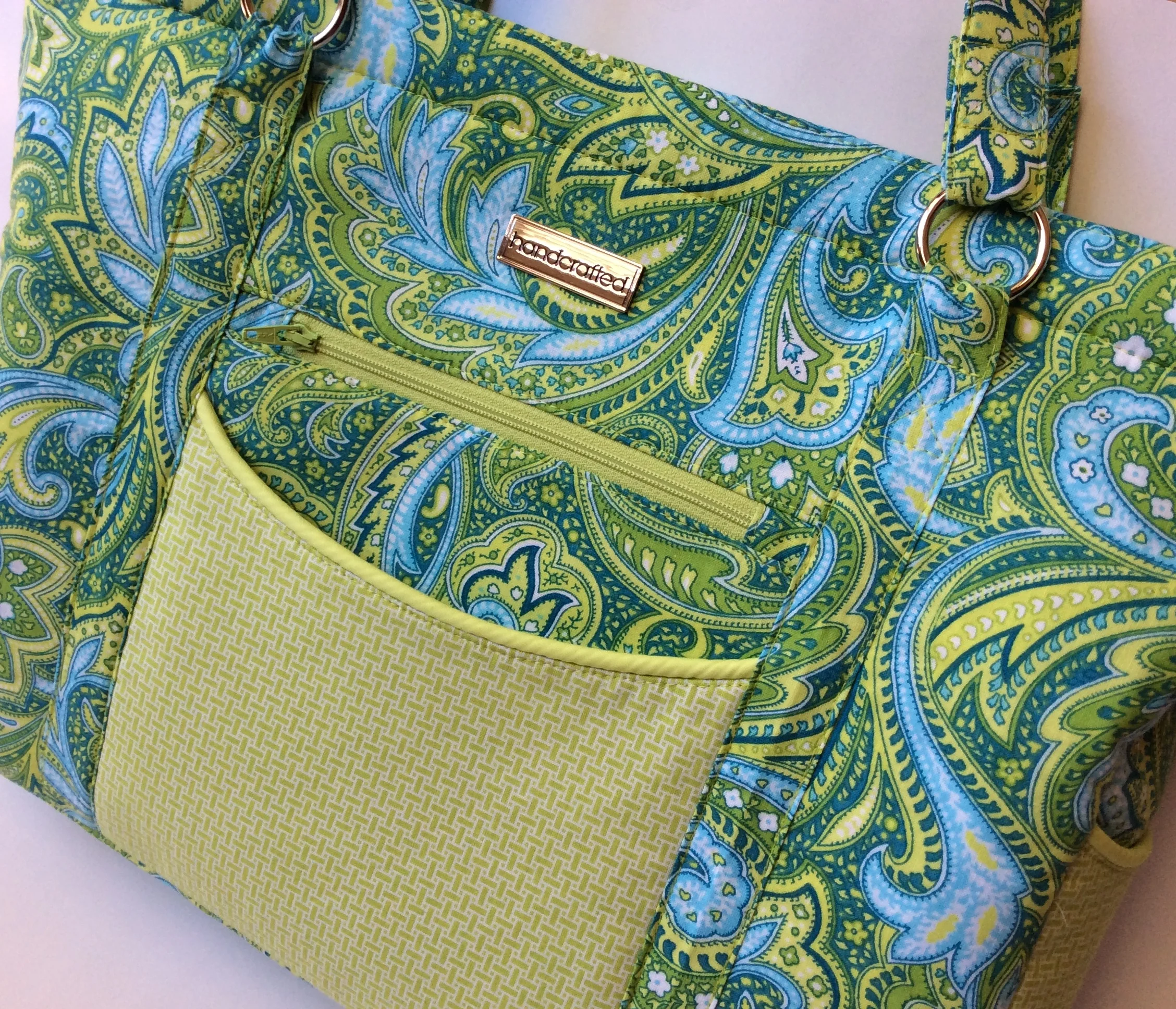 I like the look of the exterior slip pockets on this tote. They are made with an accent fabric - a slight variation from the way the pattern is written, but it shows you that there are different ways to add your own signature to this pattern.