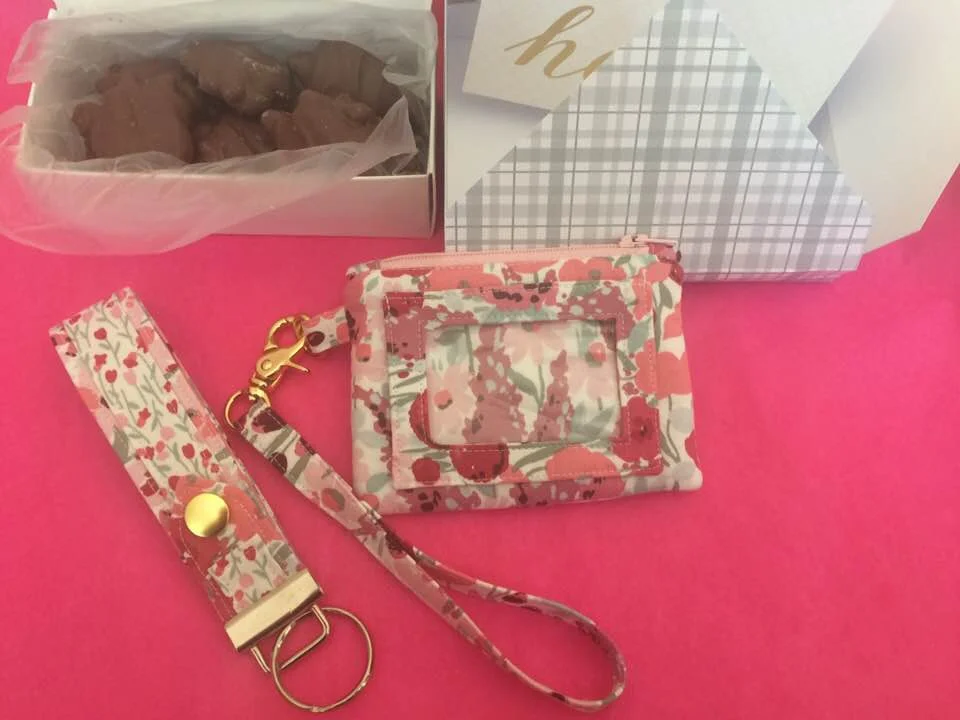 This is the Kristine ID Wallet that Cheryl Brewer Gloege made for swap partner, Brenda Ellendson. Cheryl also made a Kristine ID Wallet gift box for the KIDW and included a matching Snap To It Key Fob and some candy!