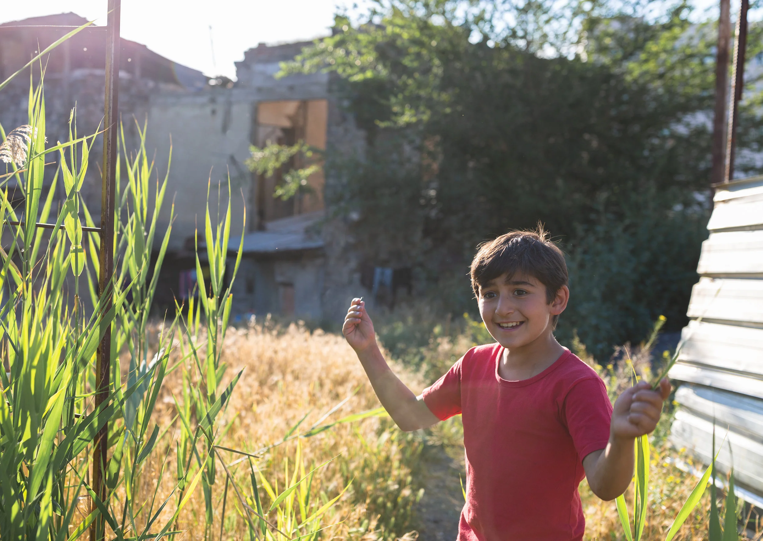 Razmig, 9 years old, is like the boss of his street, he knows all the gossip that occurs between neighbors and has the persona of someone much older than his age. He does not like Kond because he says it’s old and sad.