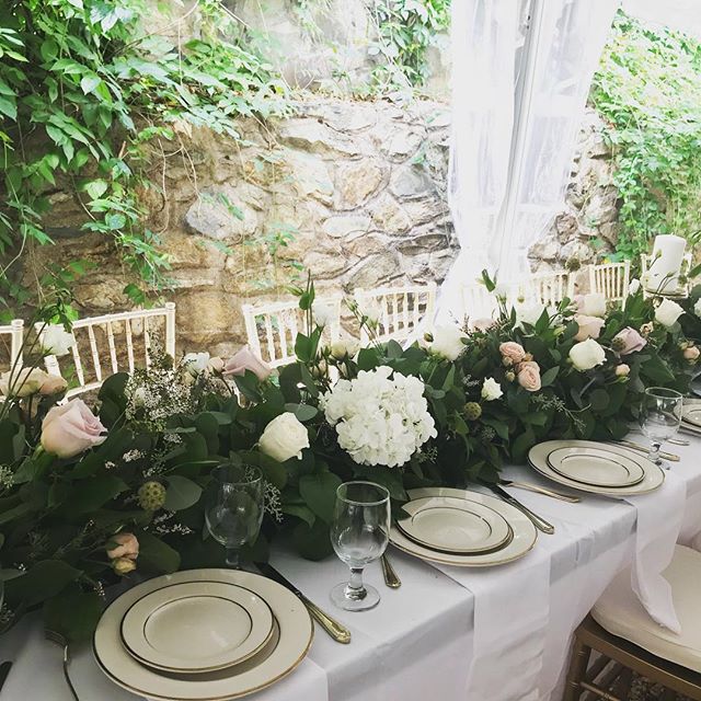 Stunning head table flowers by @faridafloral @highholdborne #virginiabride #highholdborne #weddinginspo #dcbride #marylandbride