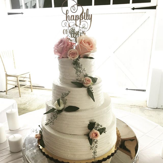 Roses are pink, eucalyptus is green, wishing happily ever after to this king and queen! Steven and Sofia 💕👰🏻🤴🏼