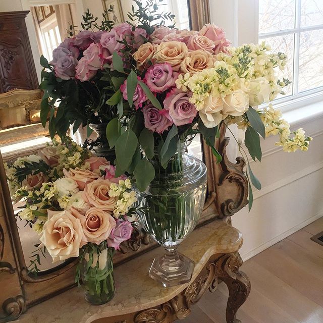 Flowers from one of our recent weddings arranged on site by June Brides.
#weddings #loveloudoun #vaisforlovers #weddingvenue #weddingflowers @highholdborne