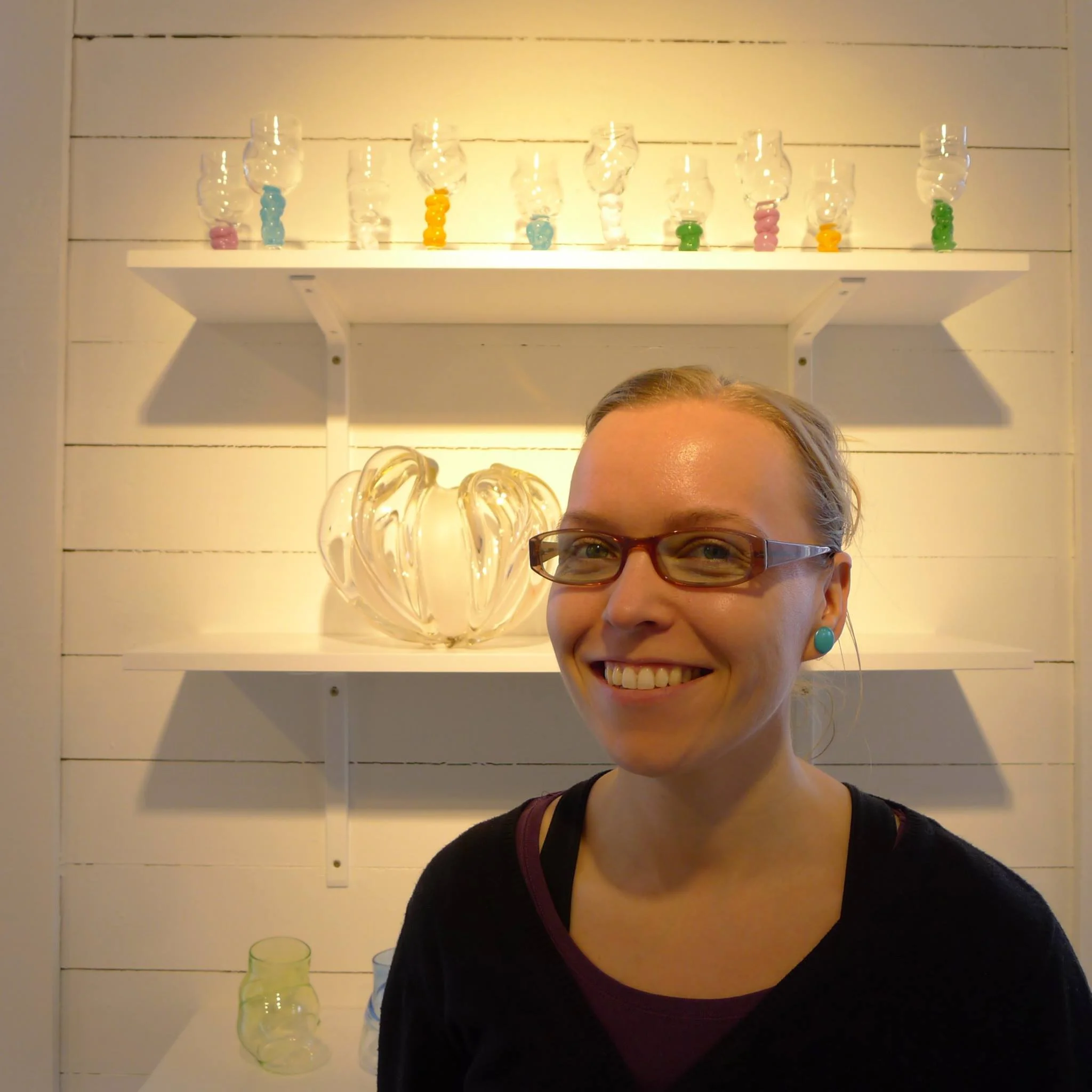 Heidi foran utstilling i Henningsvær. Foto Cecilie Haaland