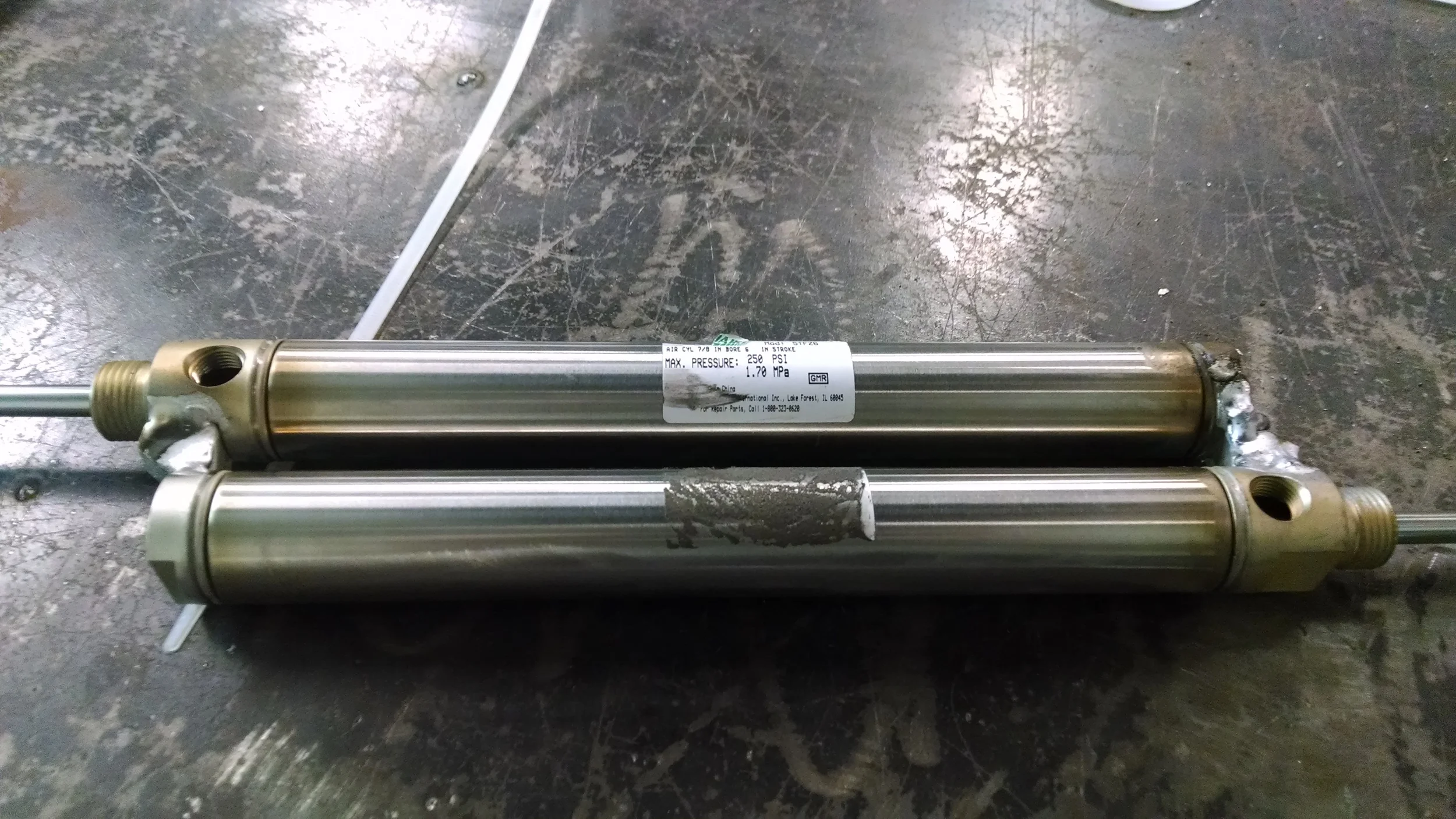 The welded pneumatic cylinders. Surprising lightweight- they weigh less that 2 lbs combined. Notice how they actuate in opposite directions to gain double the lift of a single cylinder.