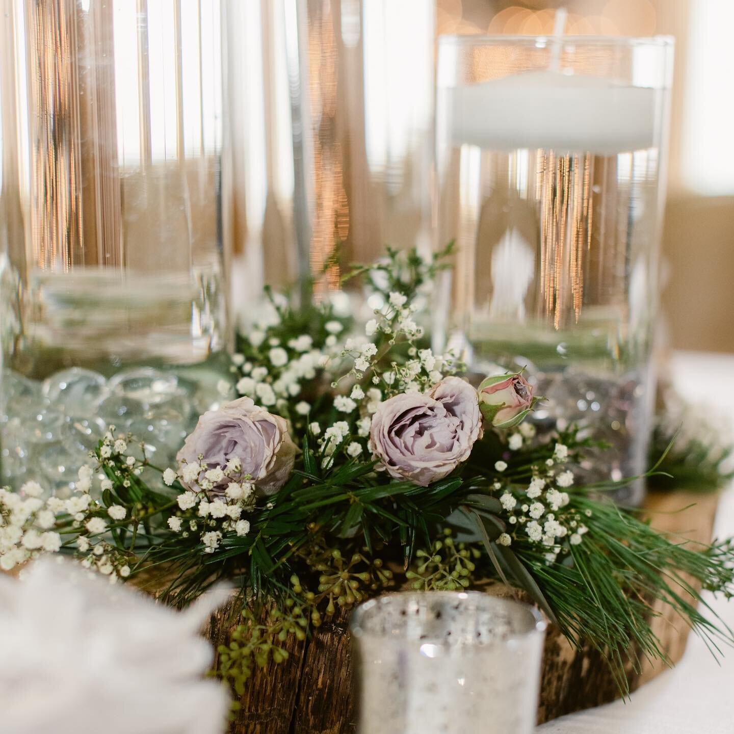 The perfect cocktail hour has 3 things:

1) great music
2) delicious appetizers
3) a beautiful centerpiece ✨

📷: @gkiaphoto