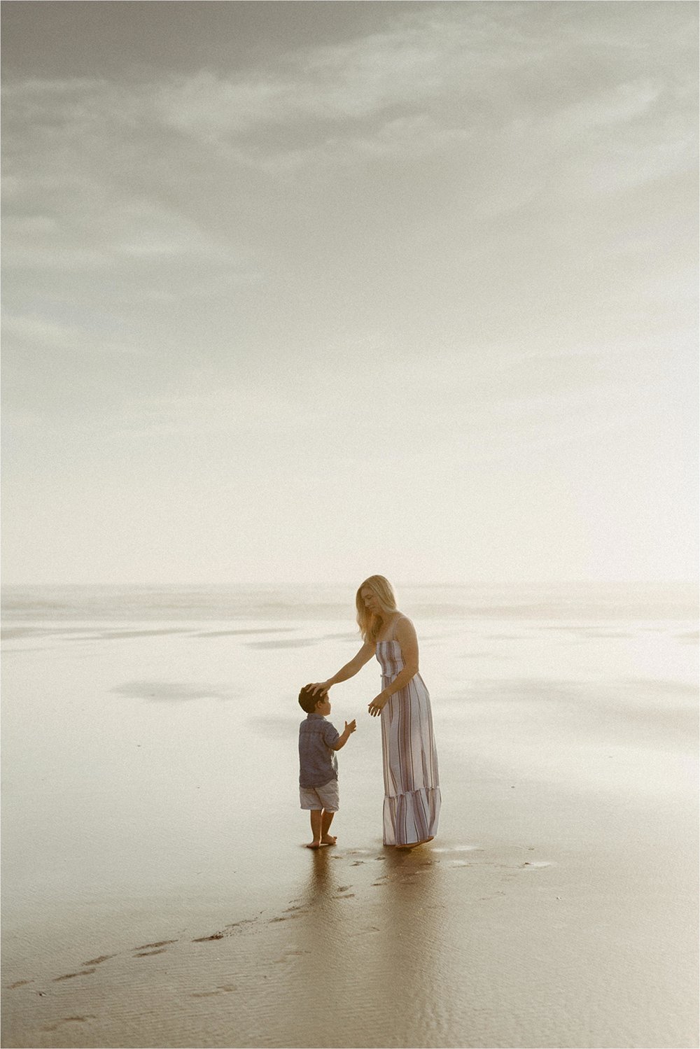 oregon-coast-dramatic-sunset-family-session_0003.jpg