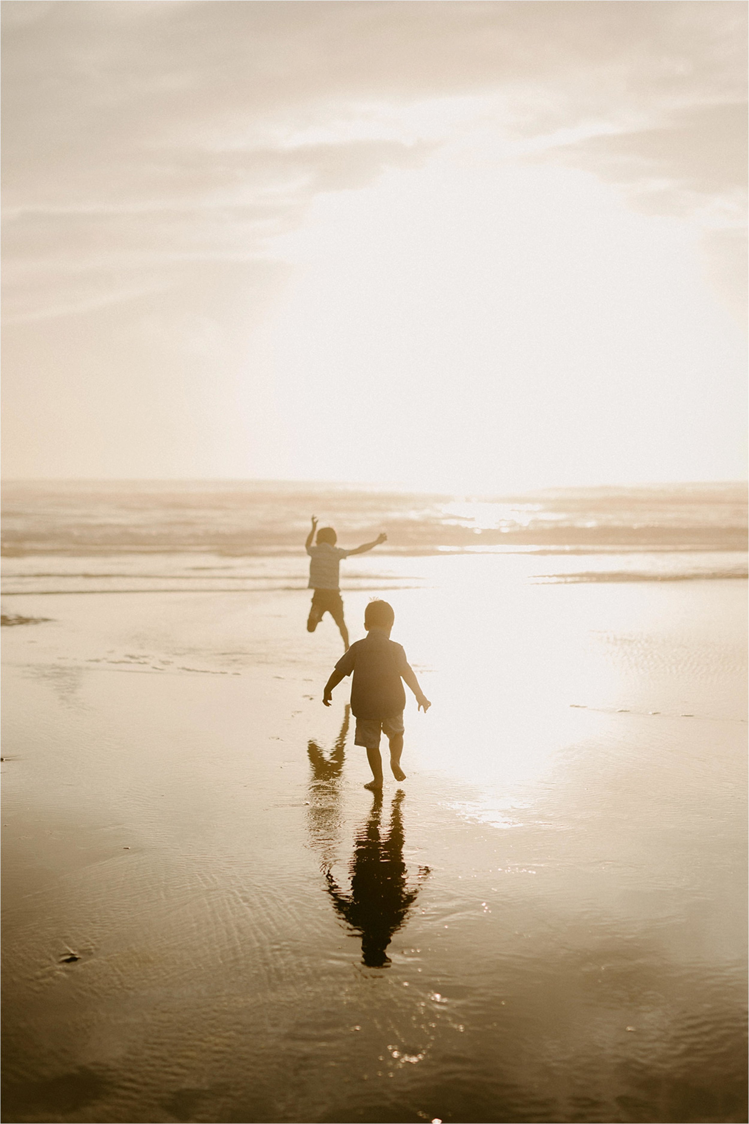 oregon-coast-dramatic-sunset-family-session_0004.jpg