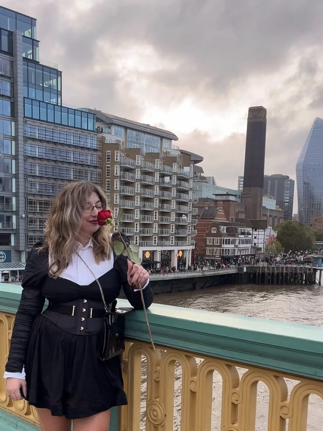 🌹Happy national rose day from my favourite rose I have ever received - from the cast of Macbeth at @the_globe and very skilfully caught by @cpope101 (my instinct was to duck and cover when they threw the roses into the crowd at the end of the show😂