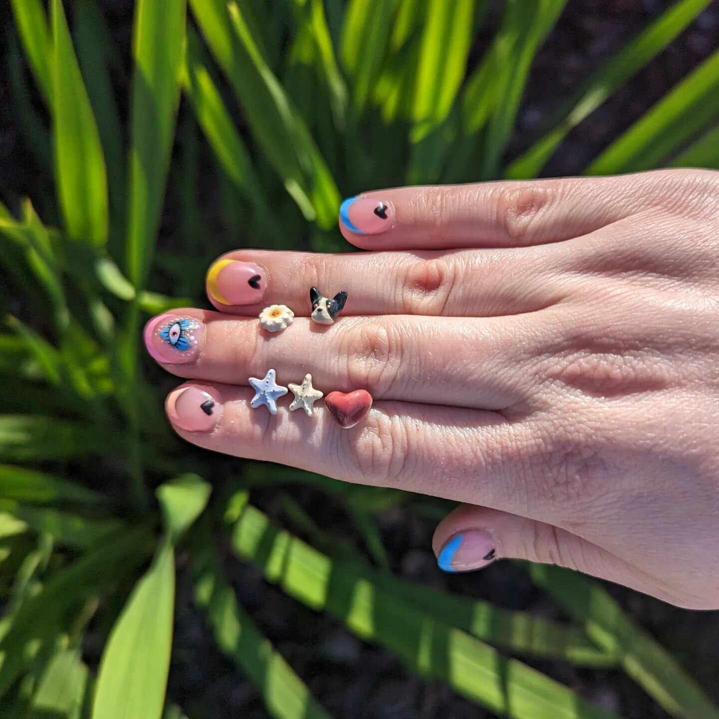 🌱Anyone else wanting it to be spring already?!?! 🌺We want colour and those long nights of fun.
Nails done by the fab @nailsbyambergreen 💅
.
.
.
#jewelry #handmadejewelry #ceramicjewelry #madeinbc
#jewelryaddict #locallymade #shoplocal #canadianmad