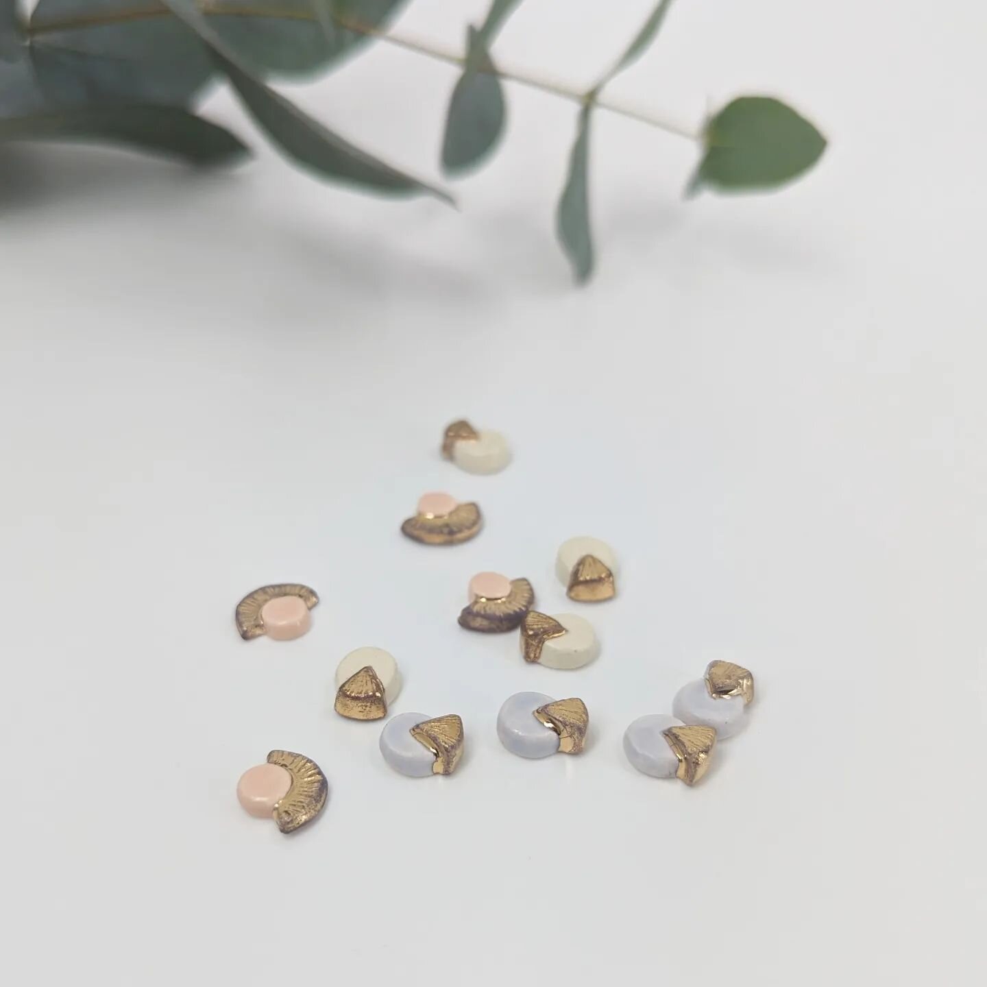 Our new porcelain clay Deco Collection blends gold halos with dreamy soft pastels 🩷💜💚
.
.
.
#jewelry #handmadejewelry #ceramicjewelry #madeinbc
#jewelryaddict #locallymade #shoplocal #canadianmade #ootd #outfitoftheday #lookoftheday #fashion #stud