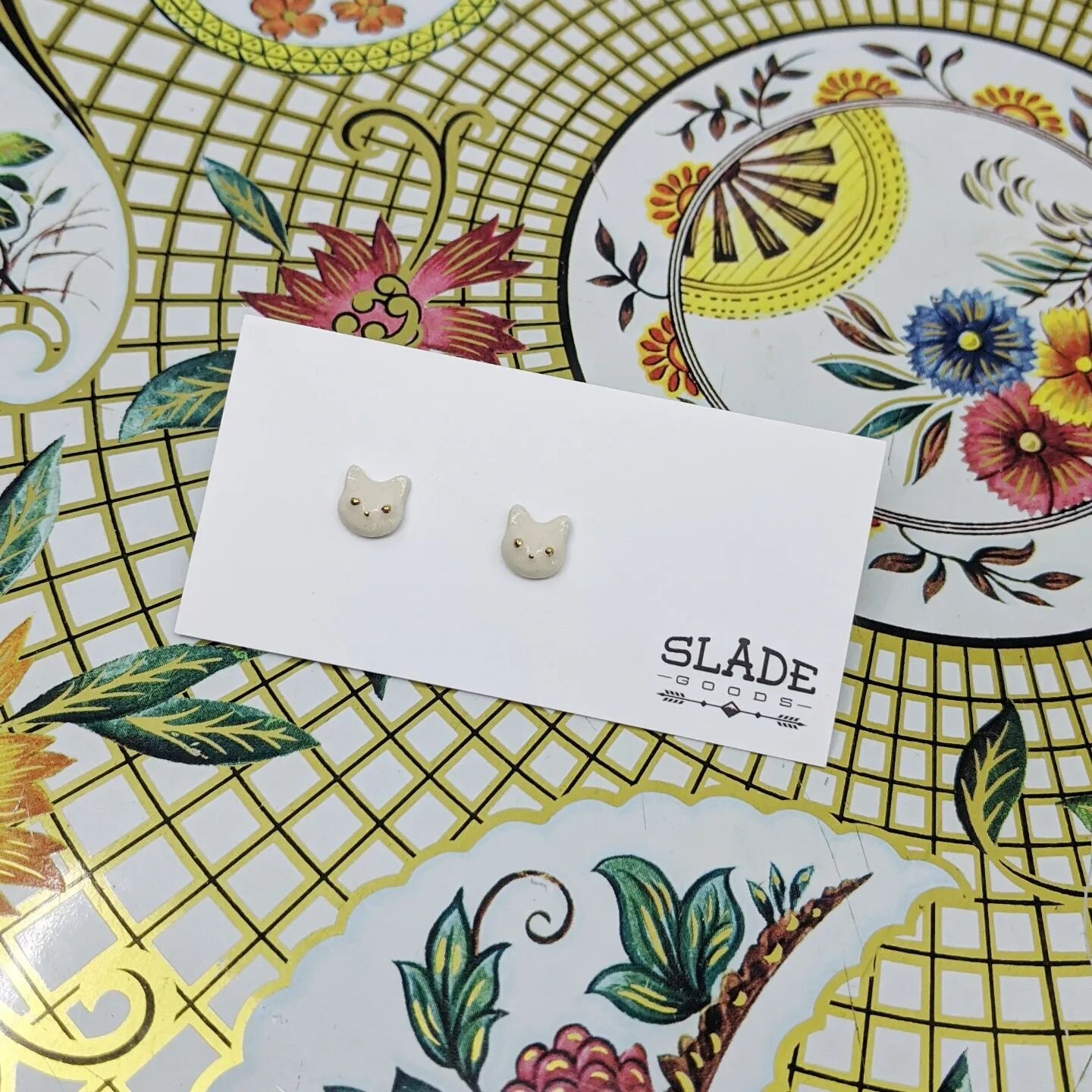 🤍🐱🤍 Our classic white Kitty stud earrings. Each pair is hand made from porcelain clay and finished off with little 22k gold lustre eyes and kitty nose 🩷
.
.
.
 #catearrings #catjewelery #instamakeup  #cosmetics #madeincanada #canadianmade #jewelr