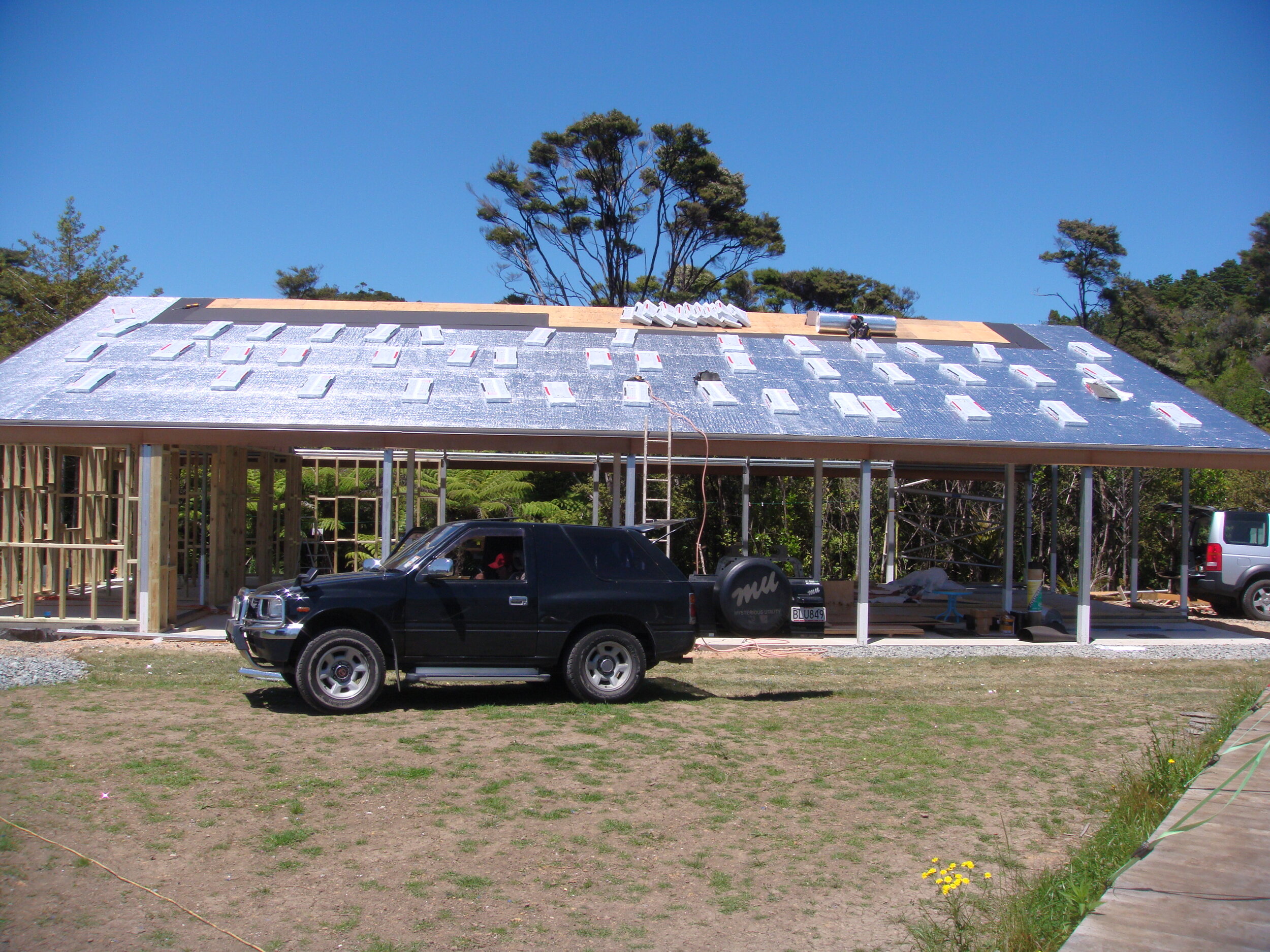 Roof goes on, that's a layer of sheet insulation over the ply roof membrane