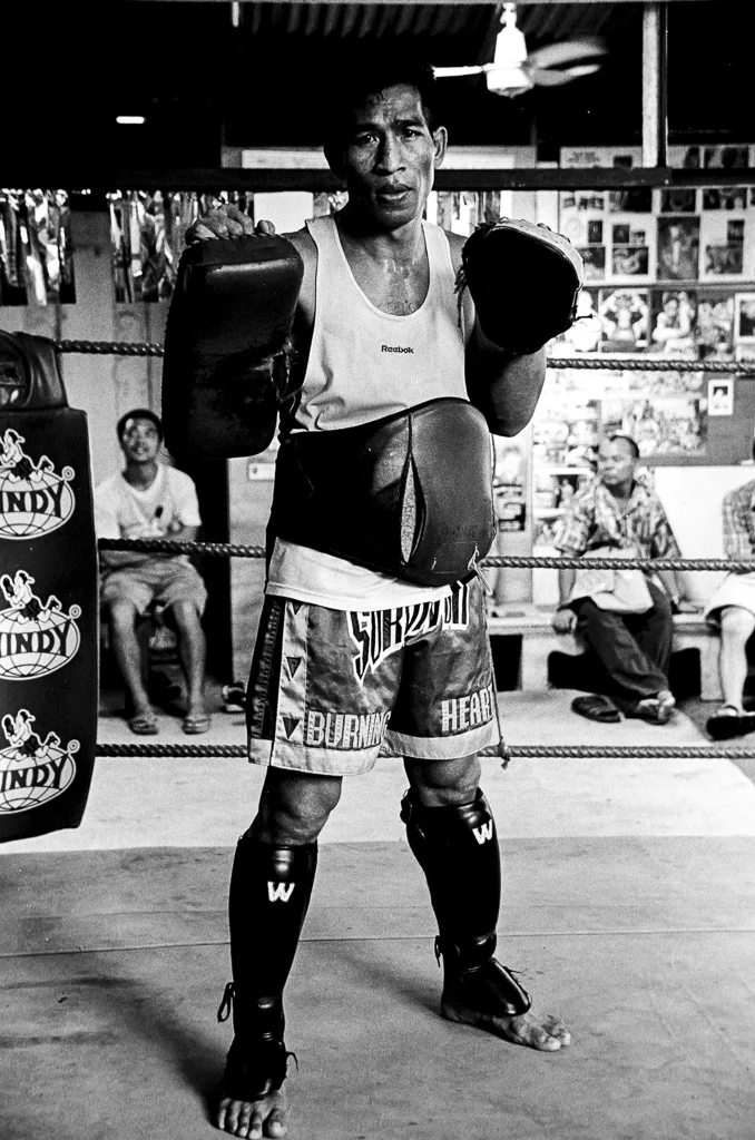 Muay Thai or Thai Boxing, Bangkok, Asia, 2003 © Dosfotos