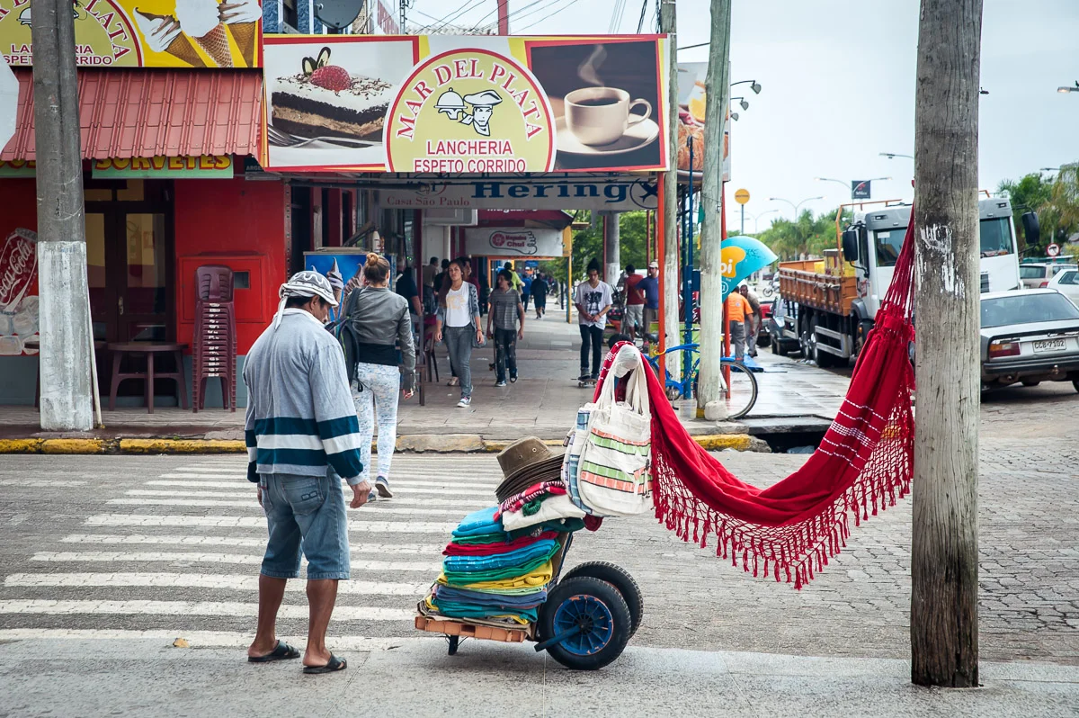 Street vendor in Chui, border between Uruguay and Brazil, Dec 2014 © Dosfotos