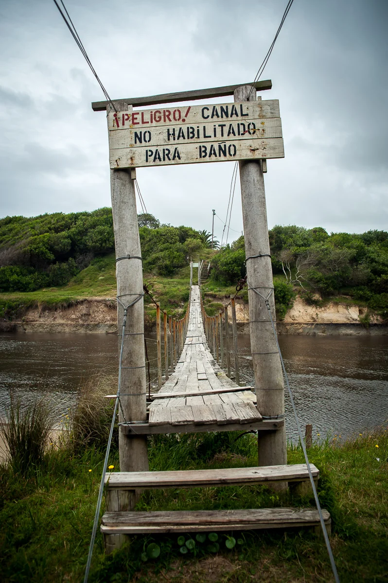 Suspension bridge in Punta del Diablo, Uruguay, Dec 2014 © Dosfotos