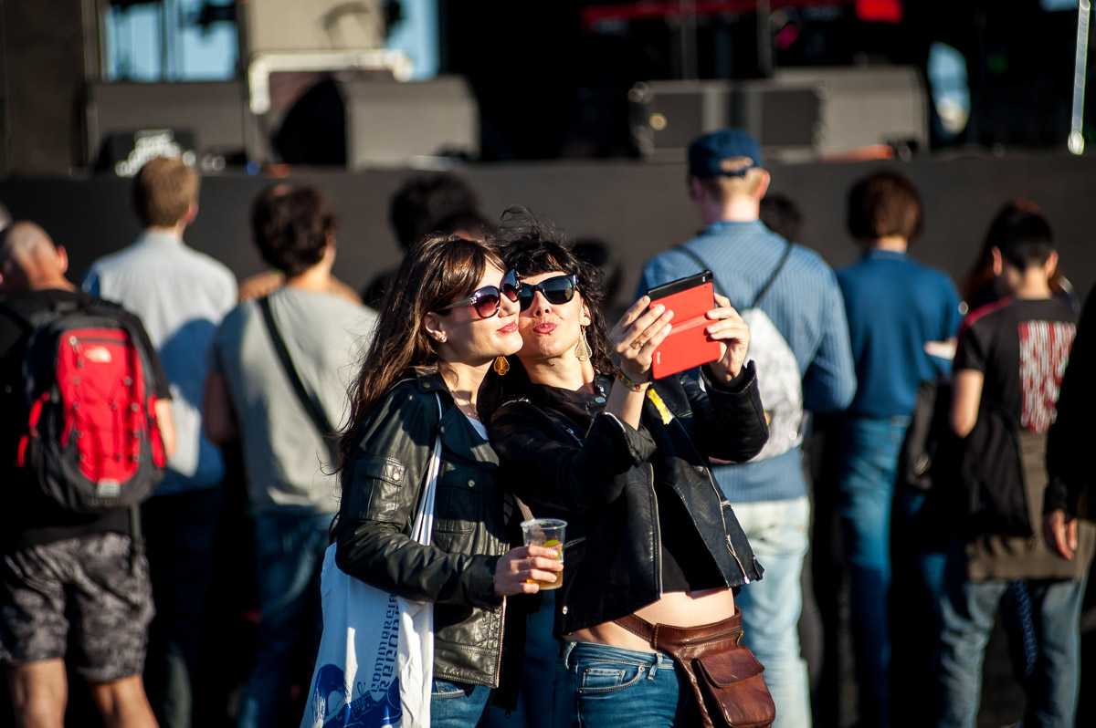 Friends taking a selfie, Primavera Sound, Parc del Forum, Barcelona, Catalonia, Spain, 28/05/2015 © Dosfotos