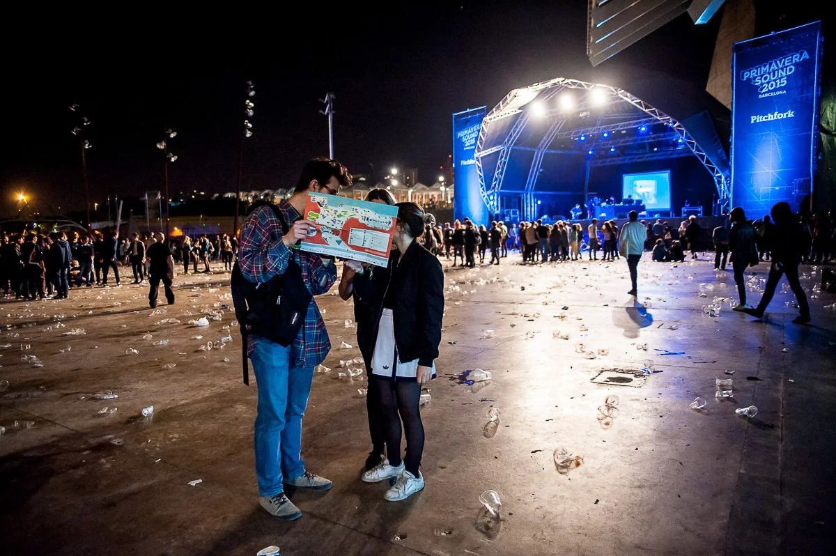 Festival goers checking the program, Primavera Sound, Parc del Forum, Barcelona, Catalonia, Spain, 28/05/2015 © Dosfotos