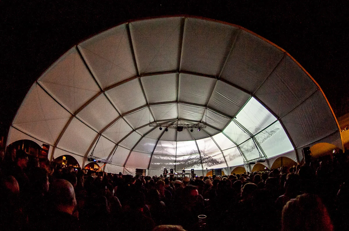 Festival goers clubbing, Primavera Sound, Parc del Forum, Barcelona, Catalonia, Spain, 28/05/2015 © Dosfotos