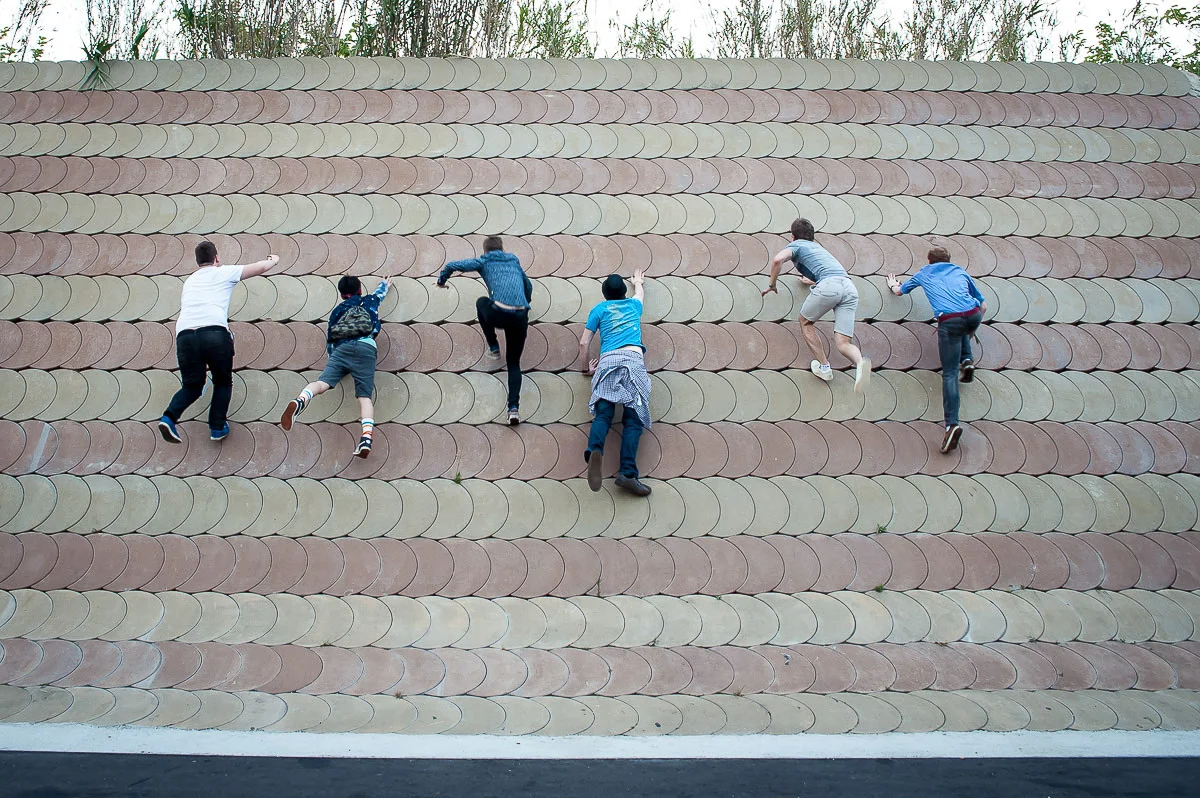 Festival goers climbing a wall, Primavera Sound, Parc del Forum, Barcelona, Catalonia, Spain, 29/05/2015 © Dosfotos