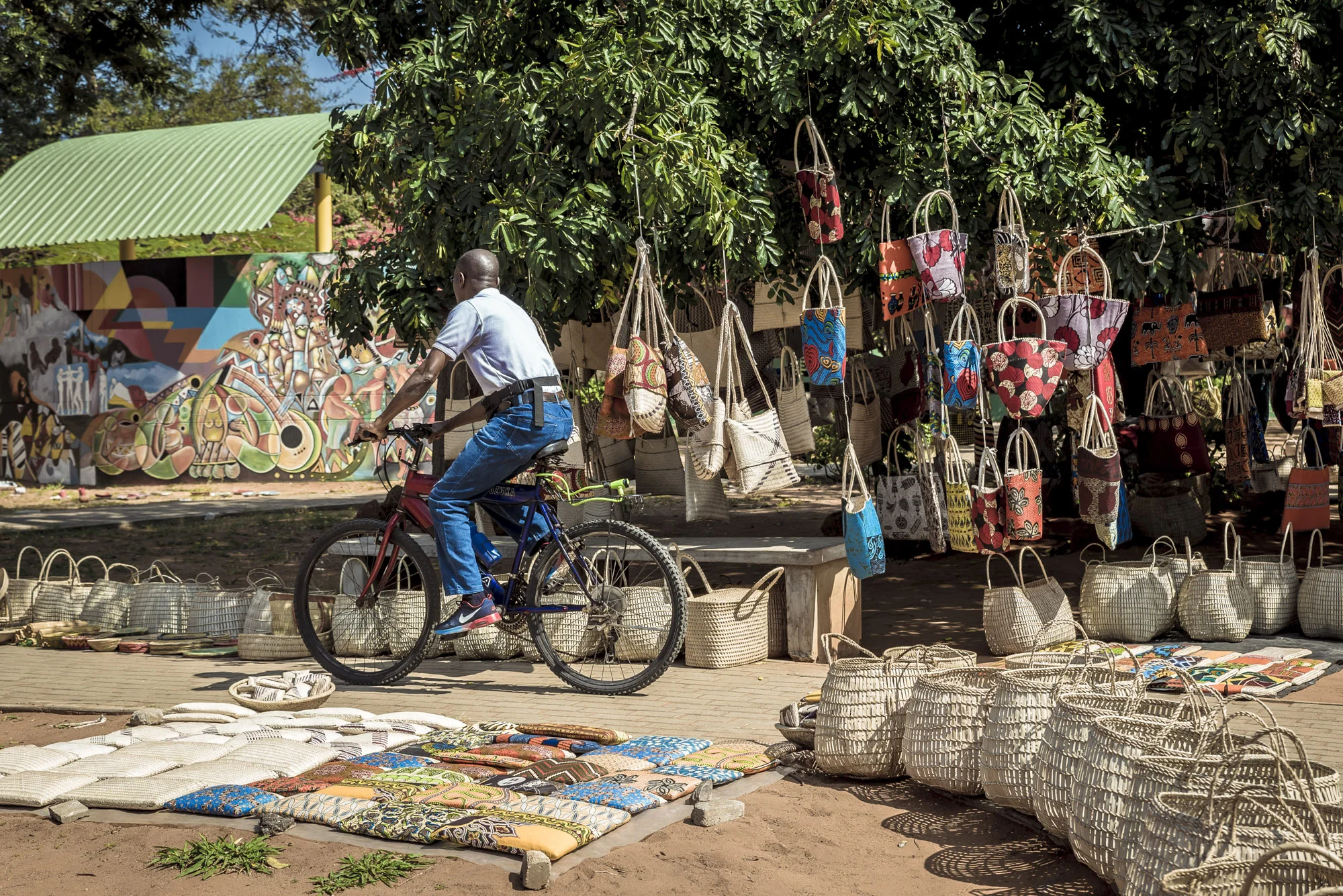 Baskets for sale at Feira de Artesanato, Flores e Gastronomia in Parque dos Continuadores, Maputo, Mozambique, 21/08/2016 © Dosfotos