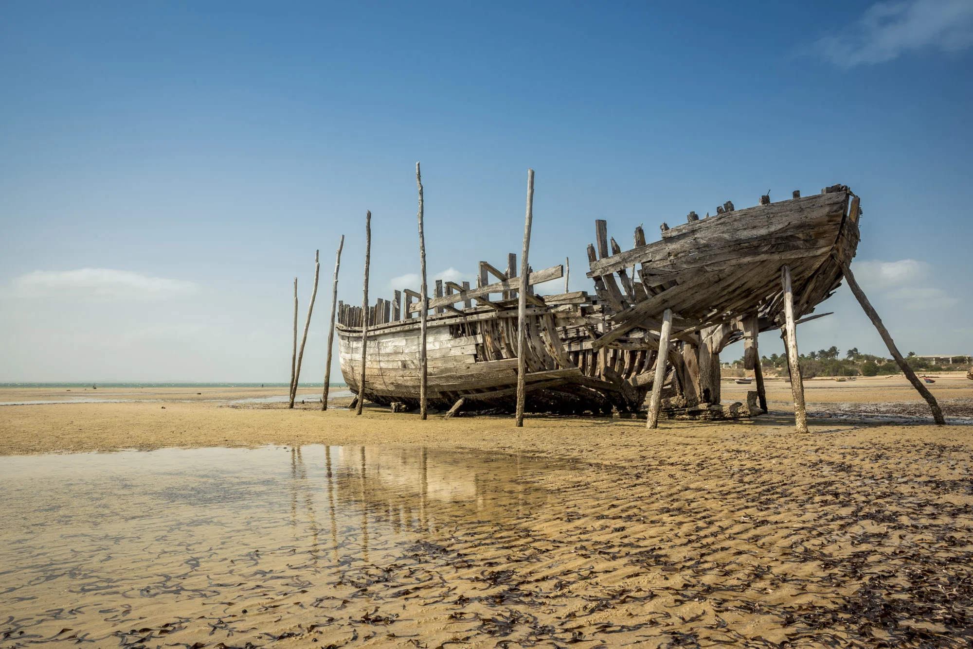 Wrecked fishing boat in Vilanculos beach, Bazaruto Archipelago, Mozambique, 22/08/2016 © Dosfotos