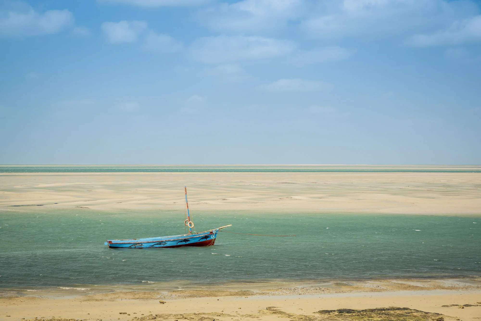 Dhow in Vilanculos beach during low tide, Bazaruto Archipelago, Mozambique, 22/08/2016 © Dosfotos
