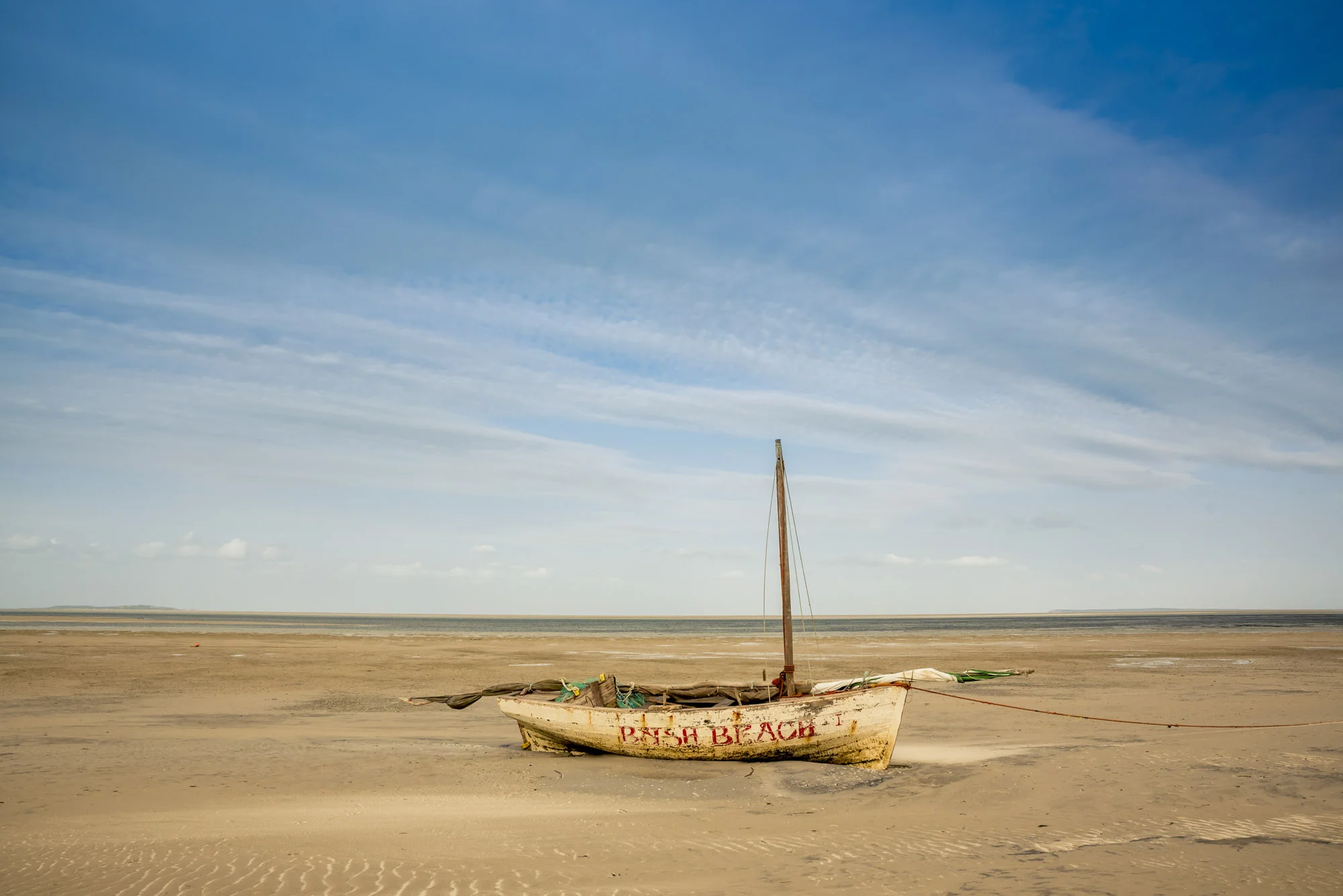 Dhow in Vilanculos beach during low tide, Bazaruto Archipelago, Mozambique, 22/08/2016 © Dosfotos