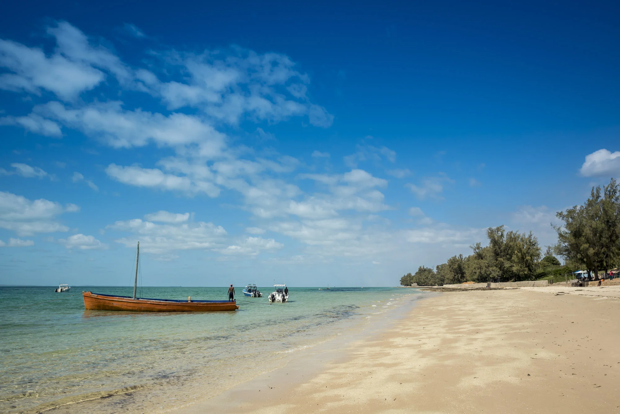 Dhow in Vilanculos beach, Bazaruto Archipelago, Mozambique, 24/08/2016 © Dosfotos