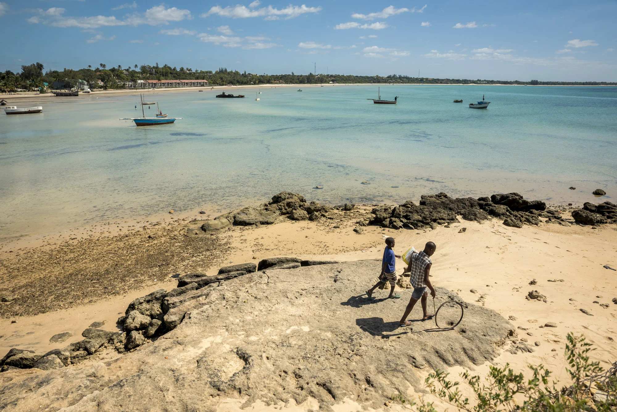 Kids playing in Vilanculos beach, Bazaruto Archipelago, Mozambique, 24/08/2016 © Dosfotos