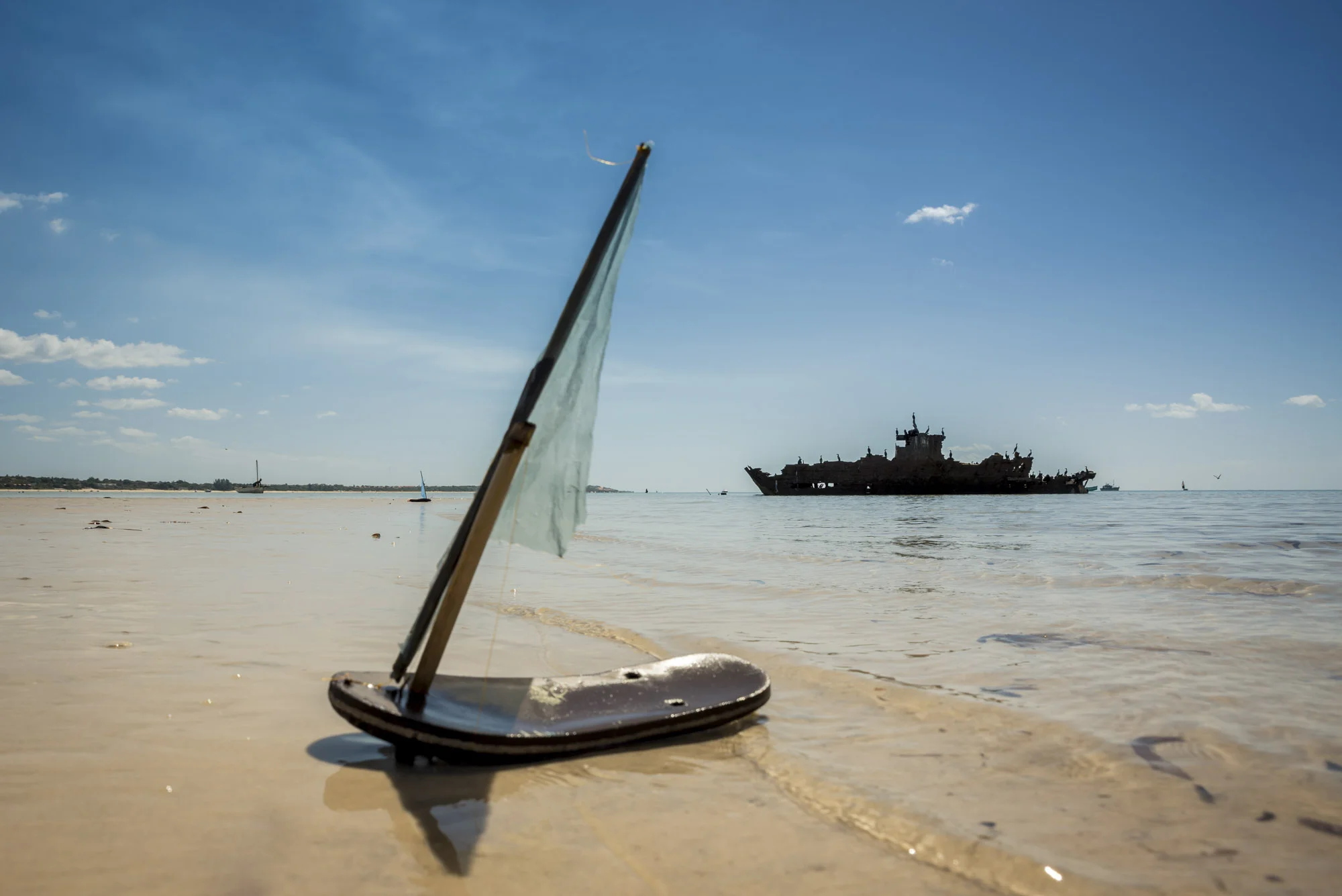 Dhow toy made of a discarted flip flop in Vilanculos beach, Bazaruto Archipelago, Mozambique, 24/08/2016 © Dosfotos