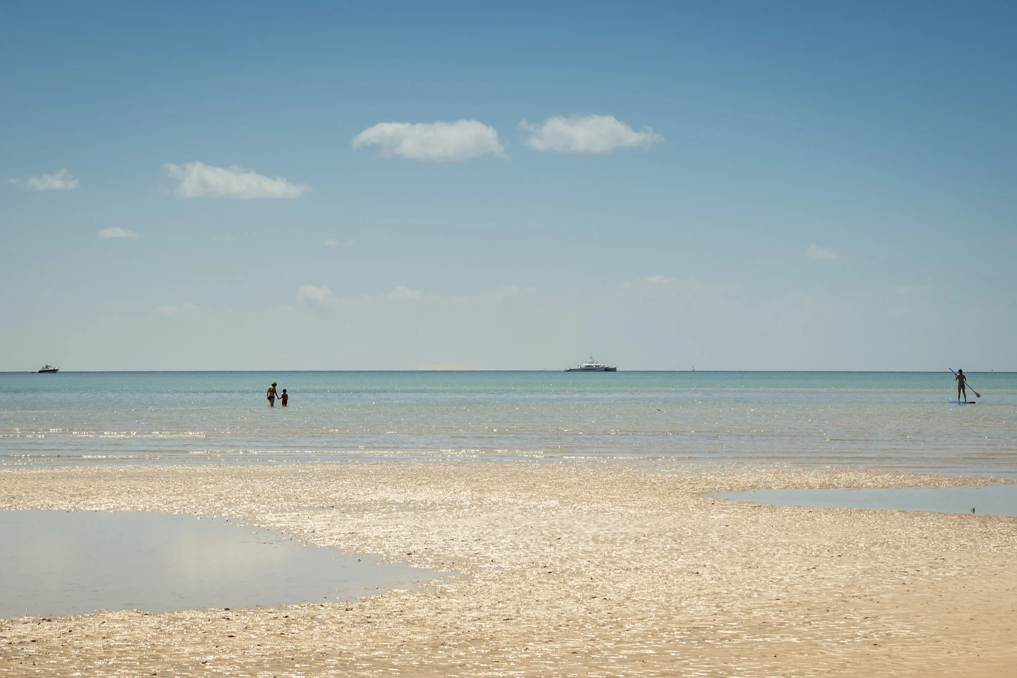 People and dhows in Vilanculos beach during low tide, Bazaruto Archipelago, Mozambique, 24/08/2016 © Dosfotos