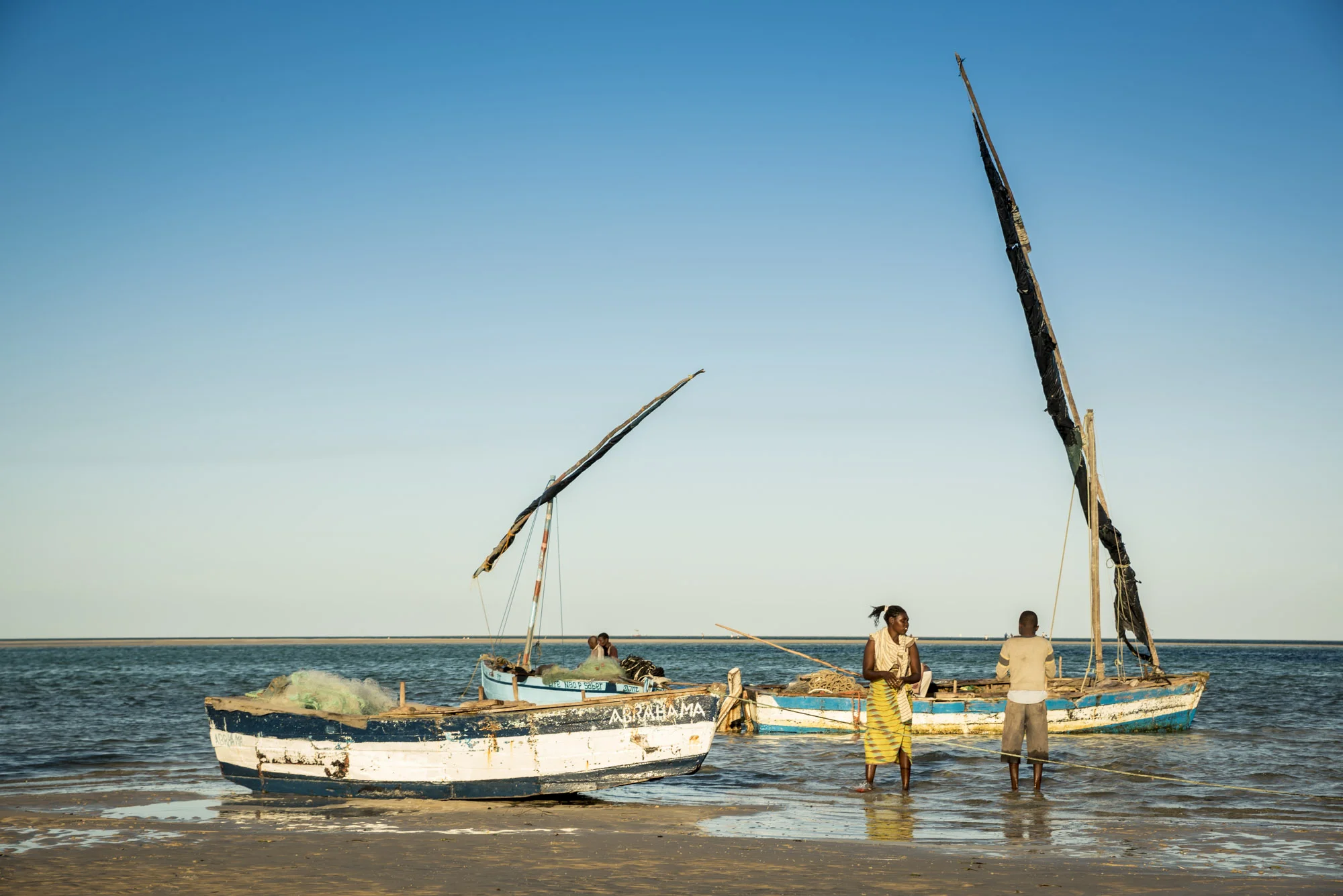 Local women waiting for the fishermen arriving on thier Dhows, Vilanculos beach, Bazaruto Archipelago, Mozambique, 24/08/2016 © Dosfotos