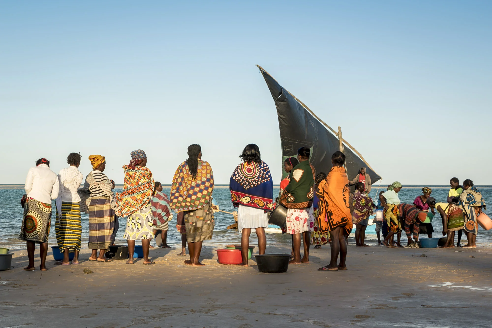 Local women waiting for the fishermen arriving on thier Dhows, Vilanculos beach, Bazaruto Archipelago, Mozambique, 24/08/2016 © Dosfotos