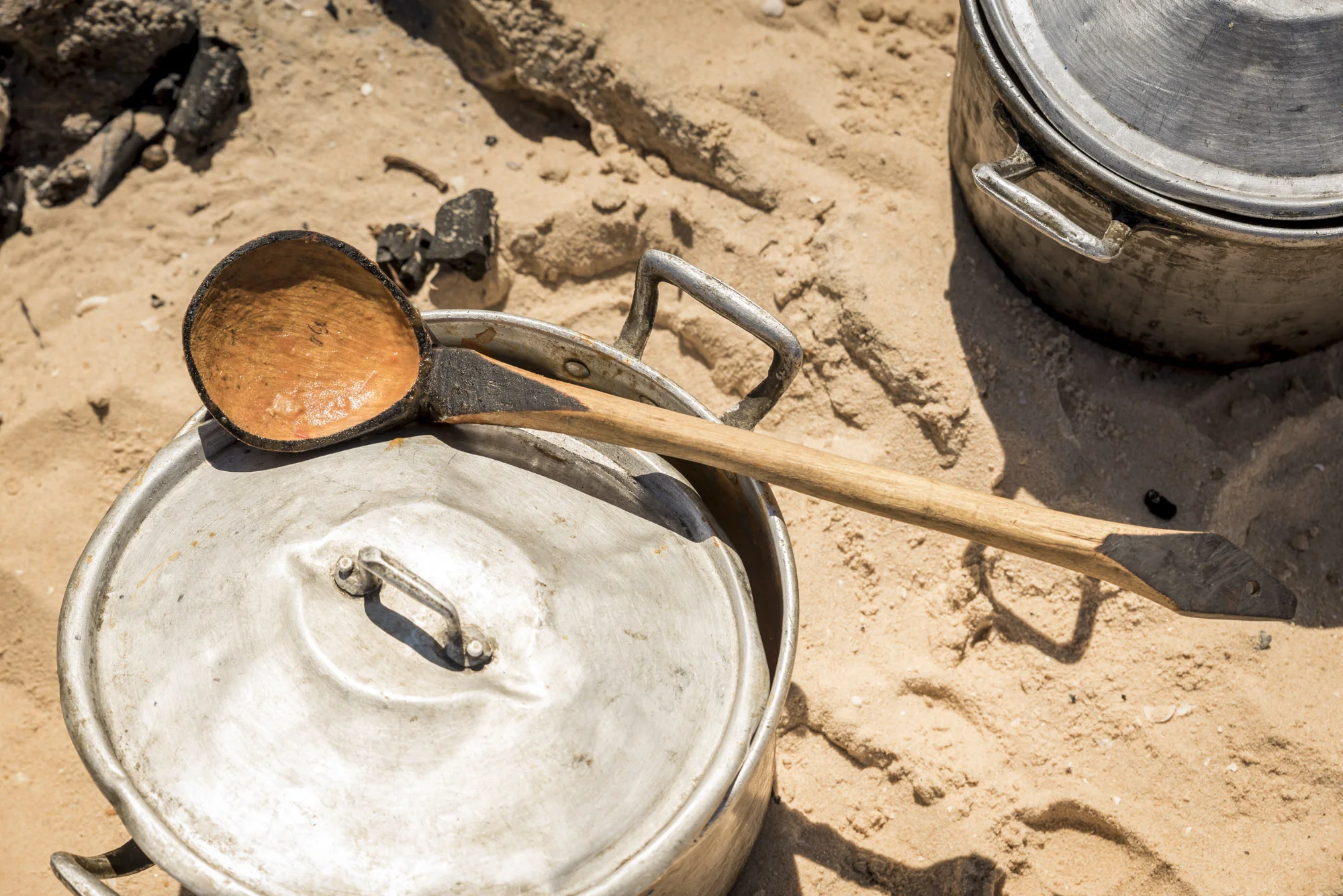 Locals cooking for the tourists on the beach, Bazaruto Island, the largest island in the Bazaruto Archipelago, Mozambique, 26/08/2016 © Dosfotos