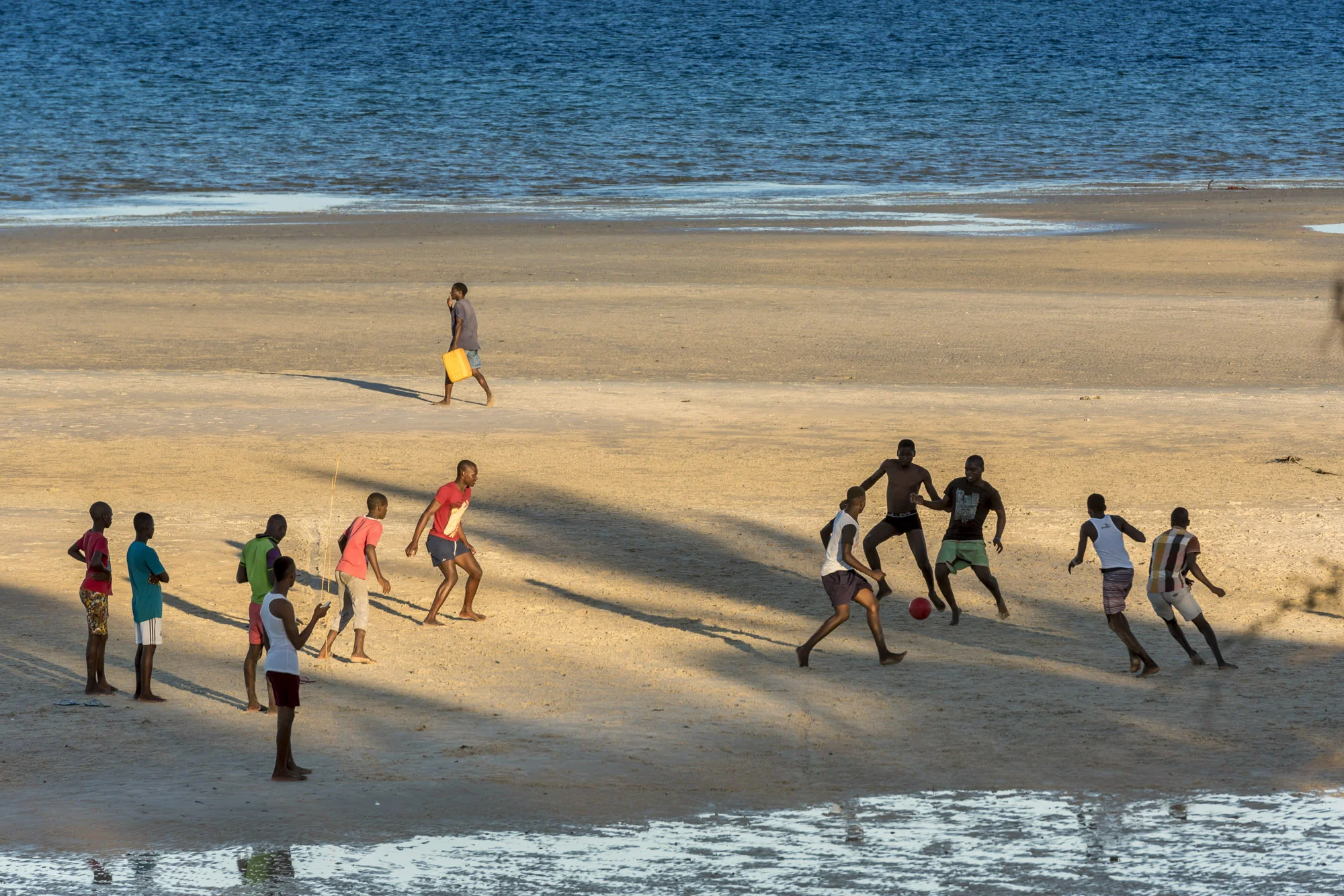 Local boys playing football in Vilanculos beach, Bazaruto Archipelago, Mozambique, 26/08/2016 © Dosfotos
