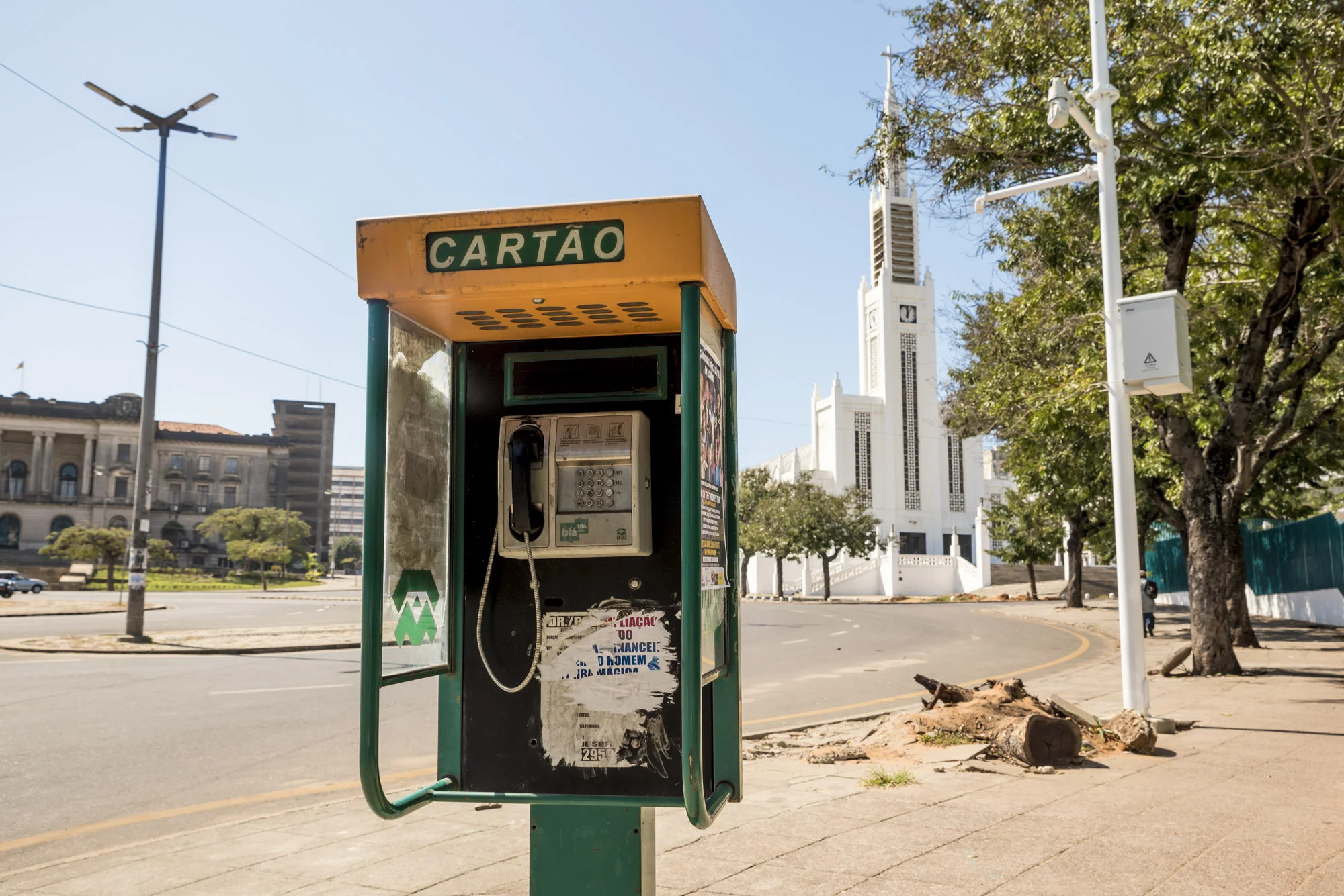 Telephone box, Maputo, Mozambique, 28/08/2016 © Dosfotos