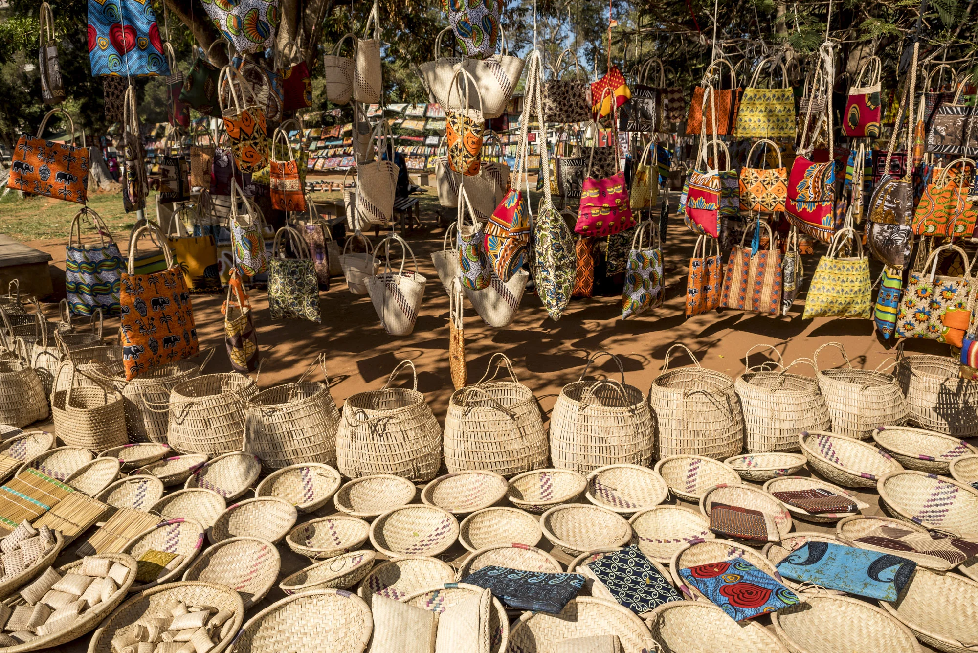 Handbags hanging from the trees at Feira de Artesanato Flores e Gastronomia in Parque dos Continuadores, Maputo, Mozambique, 28/08/2016 © Dosfotos