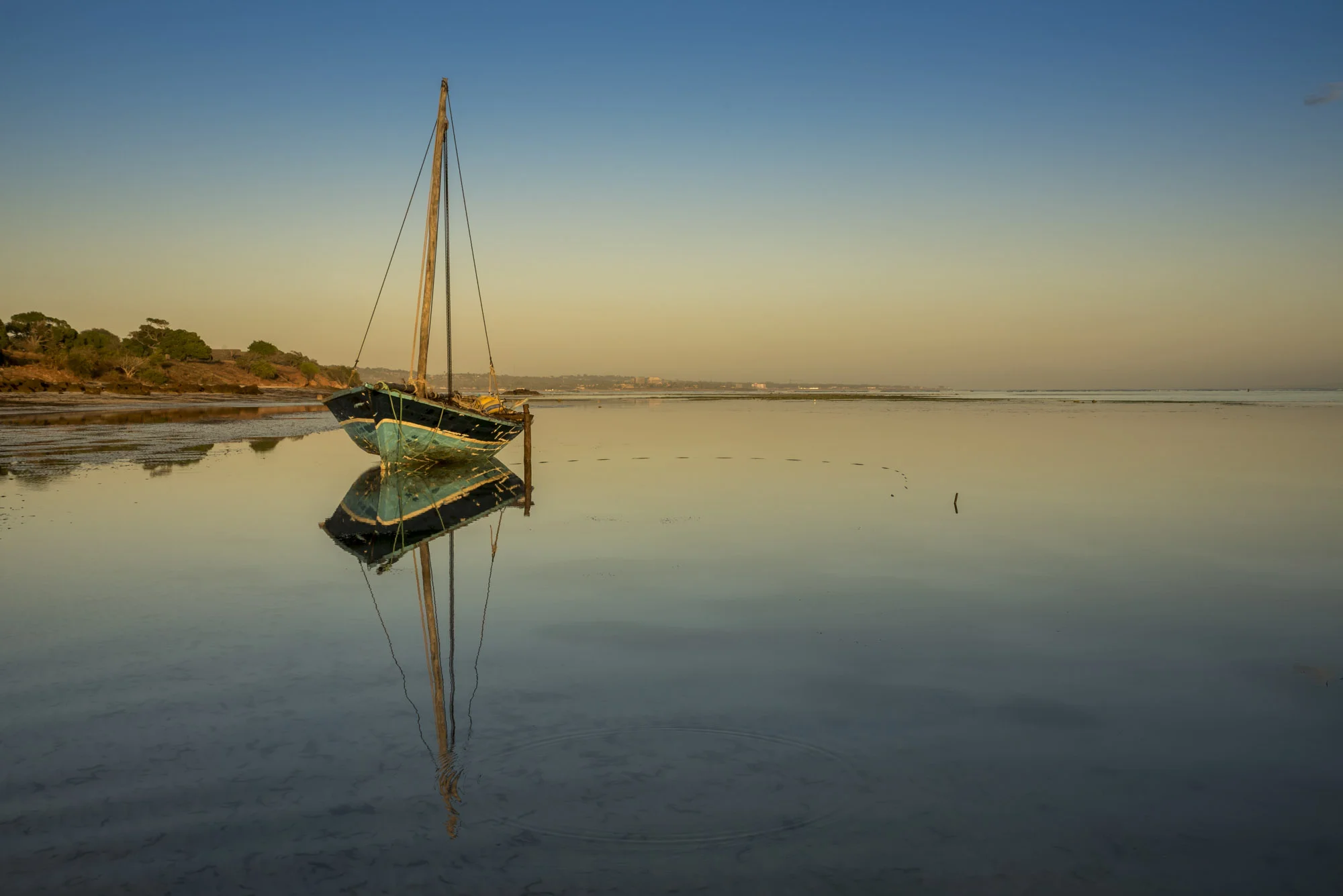 Dhow in low tide, Pemba, Cabo Delgado, Mozambique, 30/08/2016 © Dosfotos