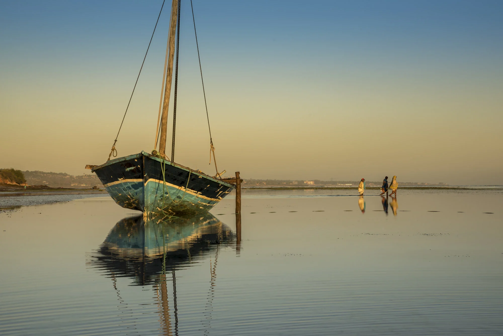 Dhow in low tide, Pemba, Cabo Delgado, Mozambique, 30/08/2016 © Dosfotos