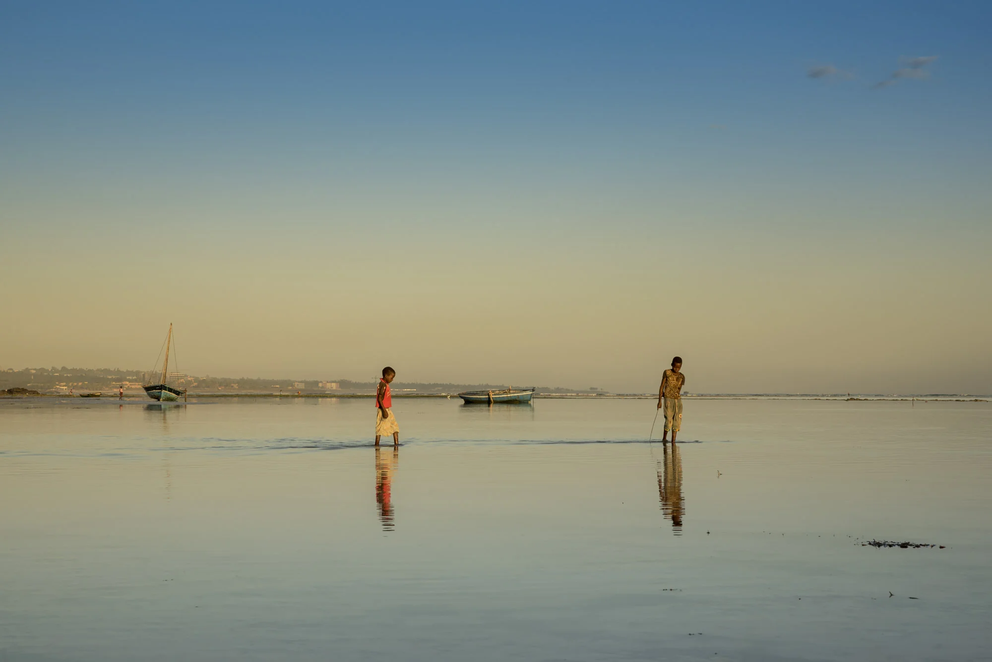 Locals taking advantage of the low to catch octopus and sea shells, Pemba, Cabo Delgado, Mozambique, 30/08/2016 © Dosfotos