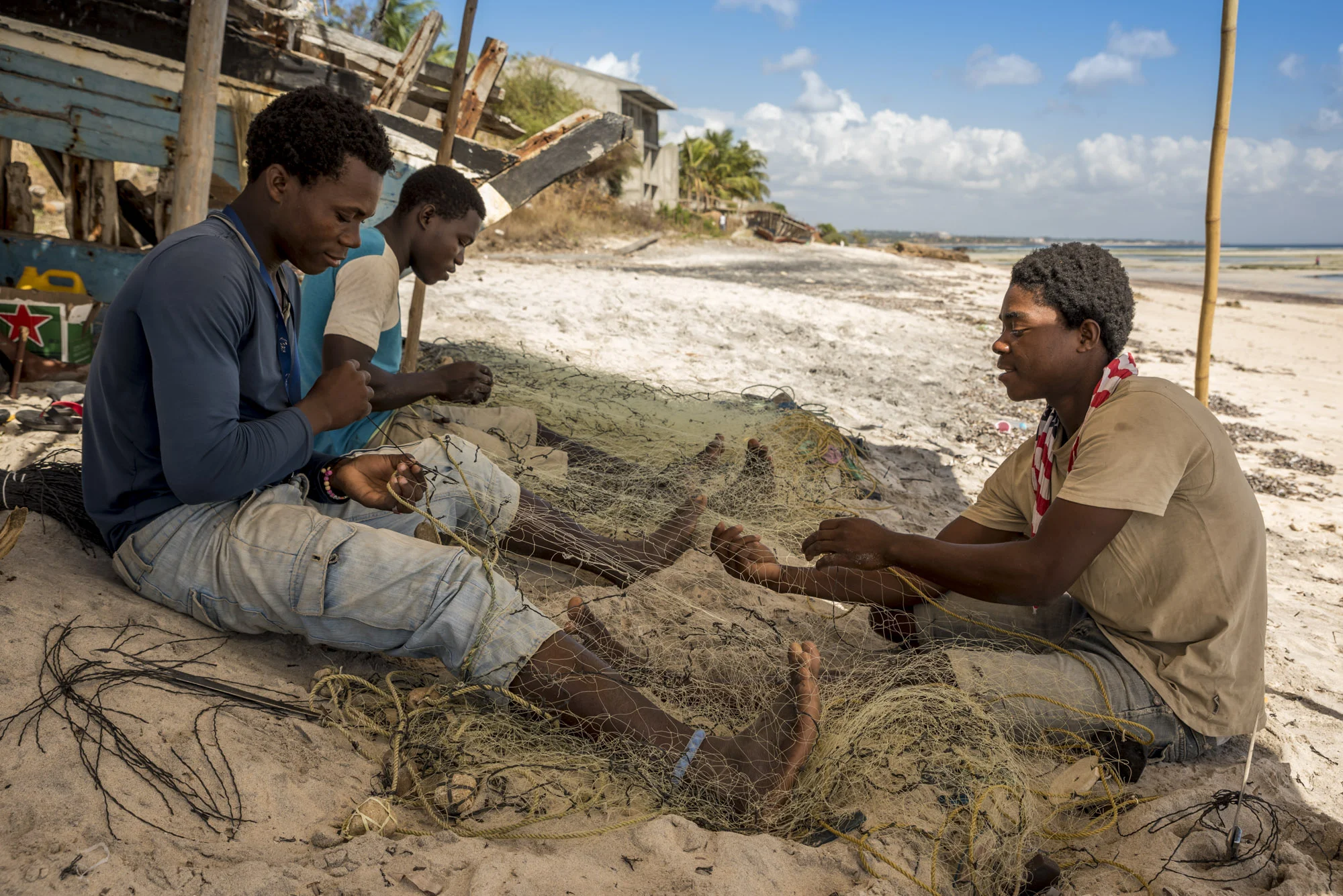 Local fishermen repairing fishing nets, Pemba, Cabo Delgado, Mozambique, 30/08/2016 © Dosfotos