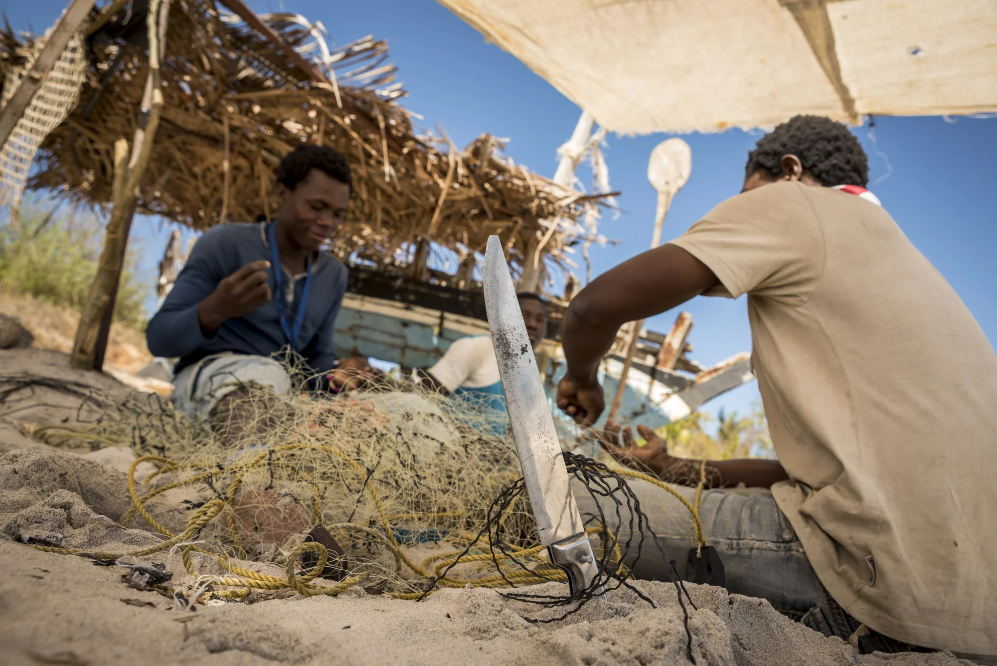 Local fishermen repairing fishing nets, Pemba, Cabo Delgado, Mozambique, 30/08/2016 © Dosfotos