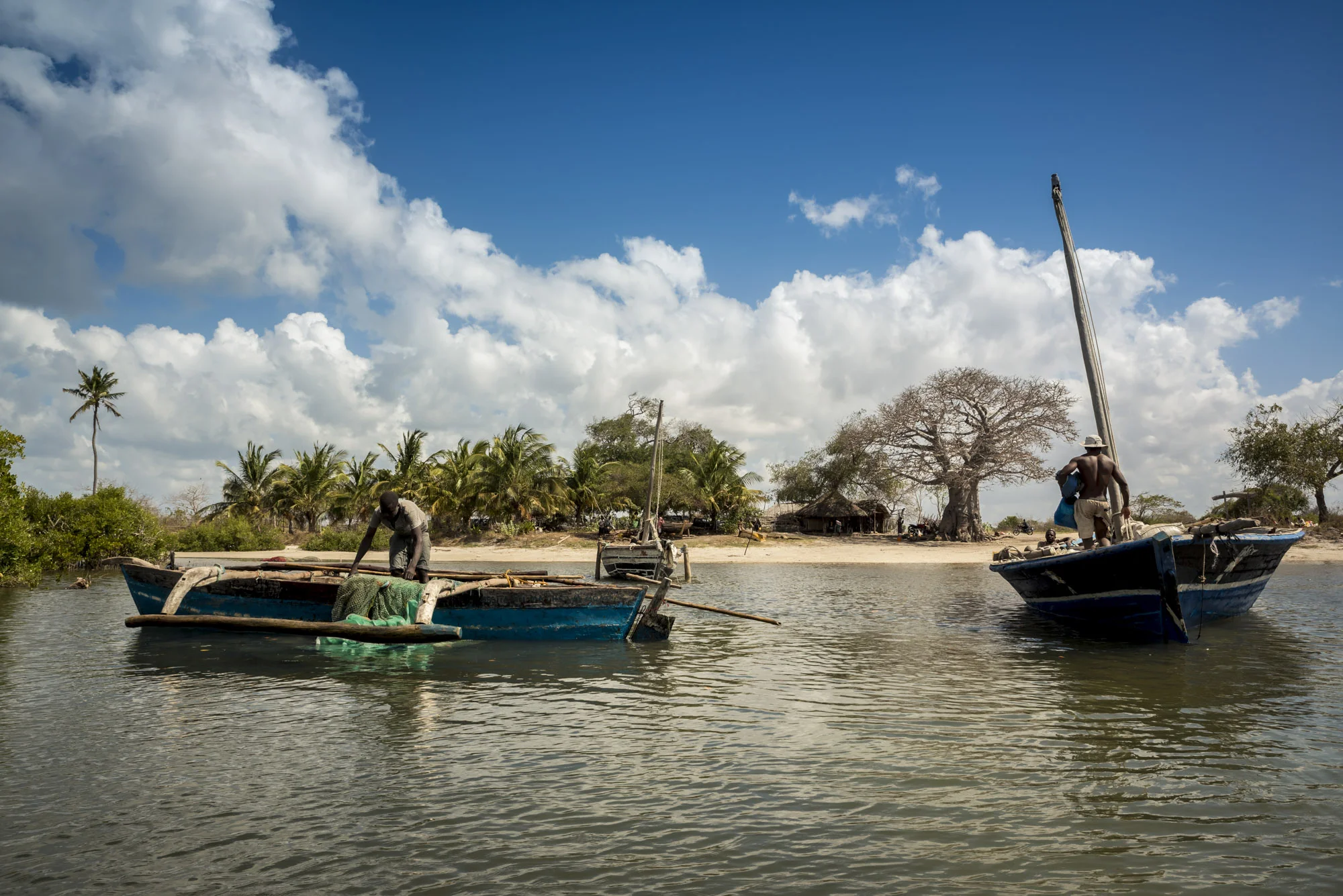 Boats leaving Quissanga to Ibo Island, Cabo Delgado, Mozambique, 30/08/2016 © Dosfotos